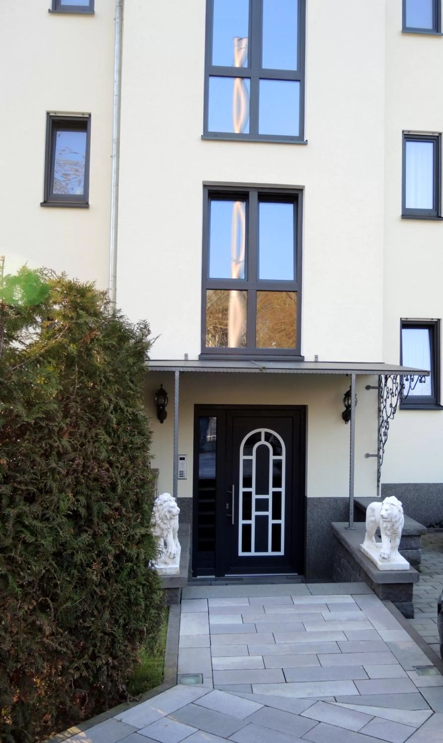 Property building in Merkel Villa Apartamente