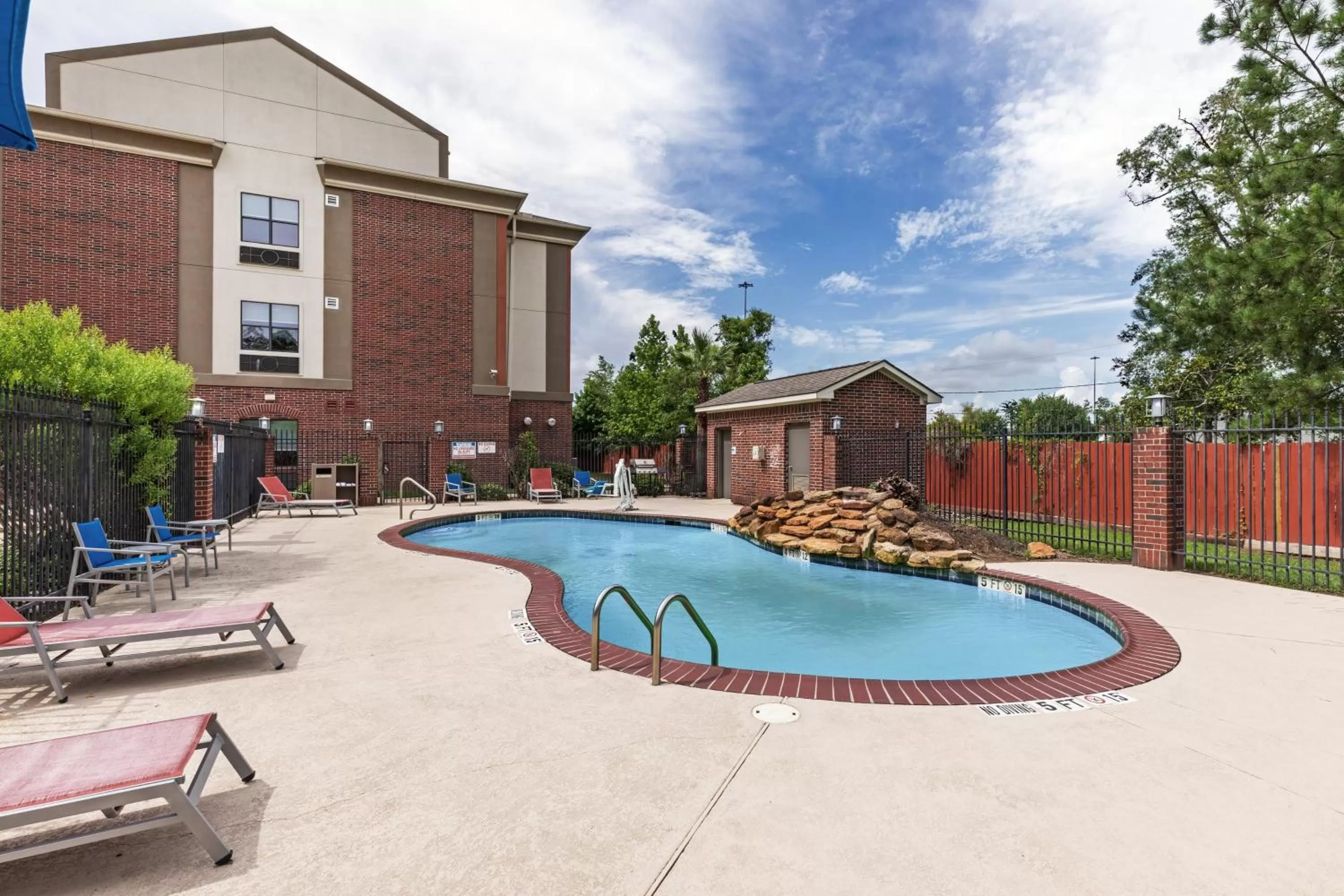 Swimming pool in Holiday Inn Express Hotel & Suites Vidor South by IHG