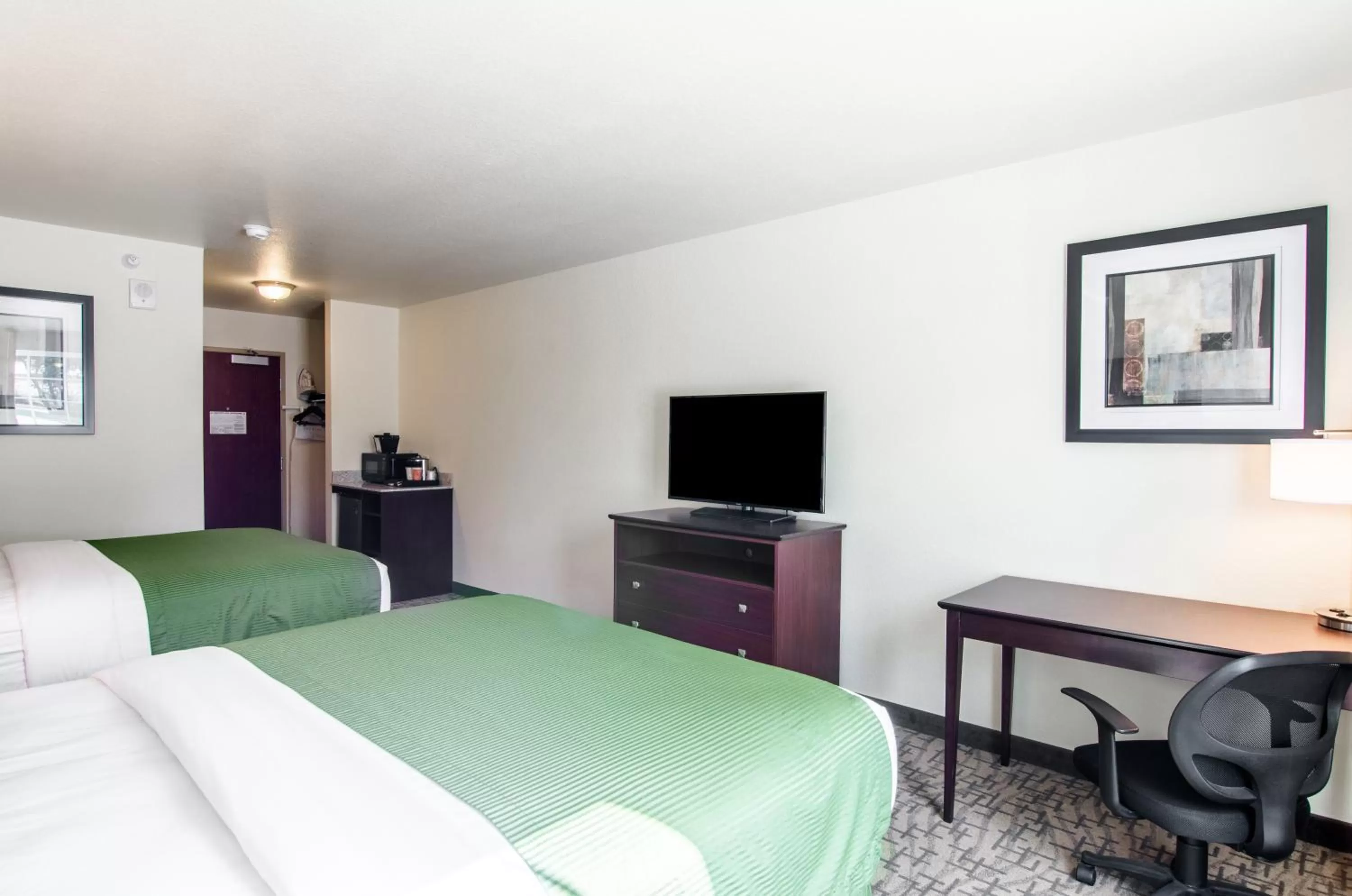TV and multimedia, Bed in Cobblestone Inn & Suites - Guernsey