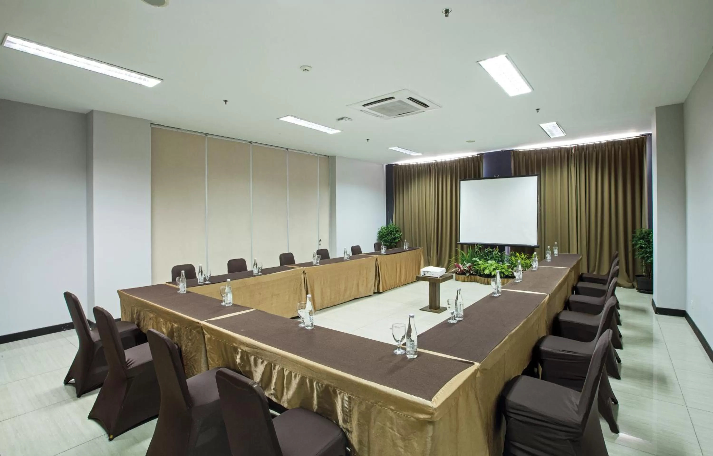 Meeting/conference room in ROOMS INC d'botanica Bandung