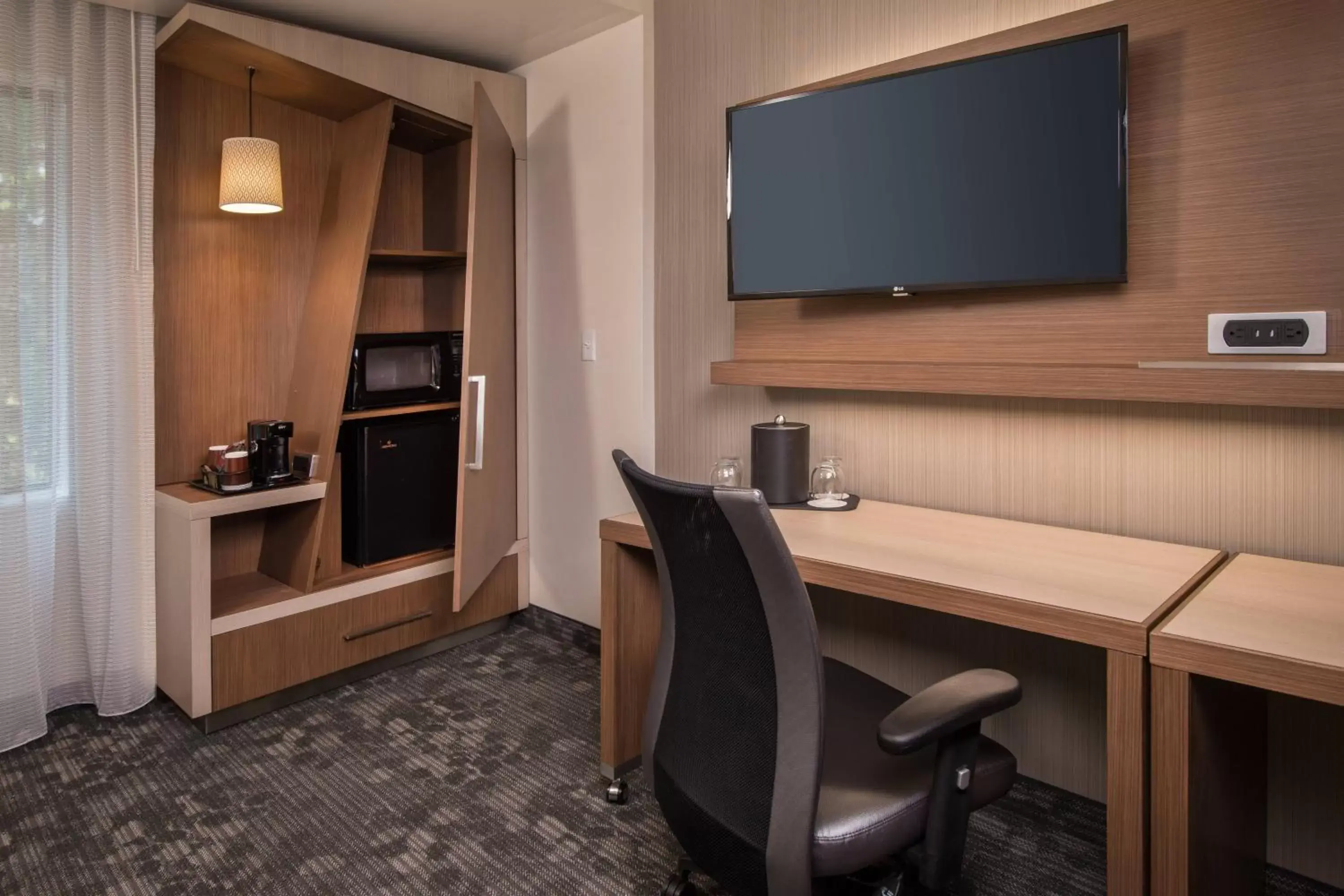 Photo of the whole room, TV/Entertainment Center in Courtyard by Marriott Hershey Chocolate Avenue