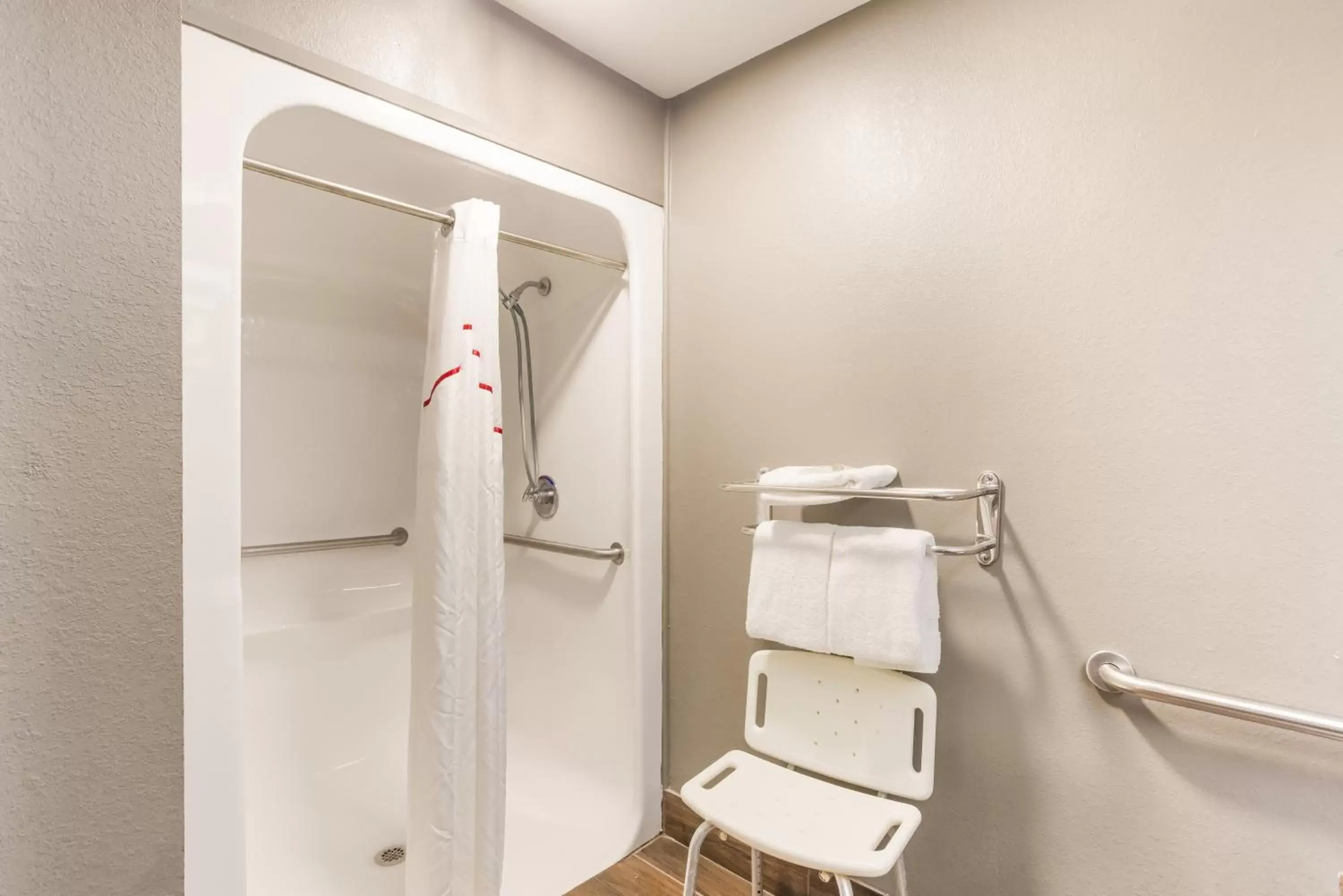 Bathroom in Red Roof Inn & Suites Athens, AL