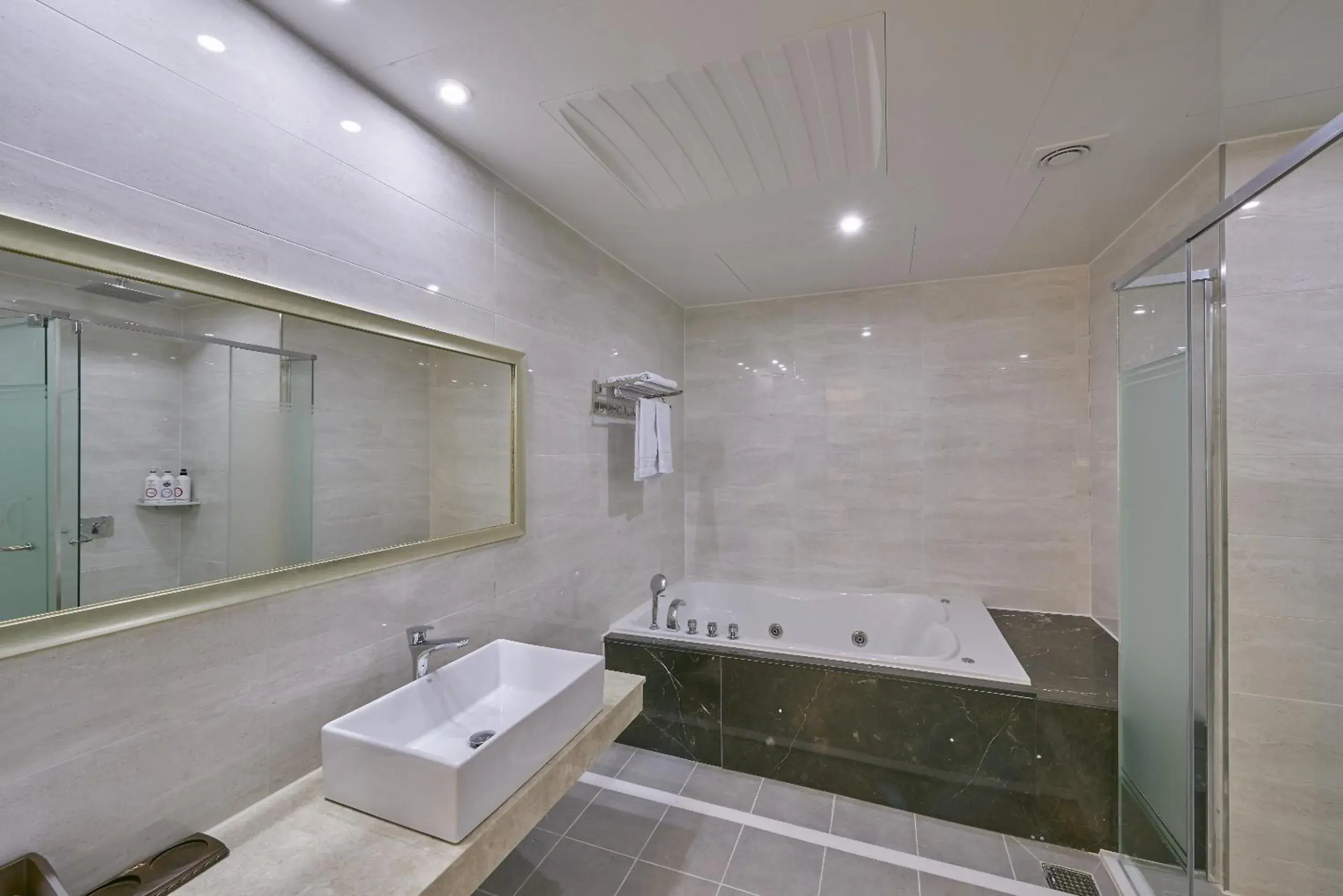 Hot Tub, Bathroom in Dubai Hotel (Korea Quality)