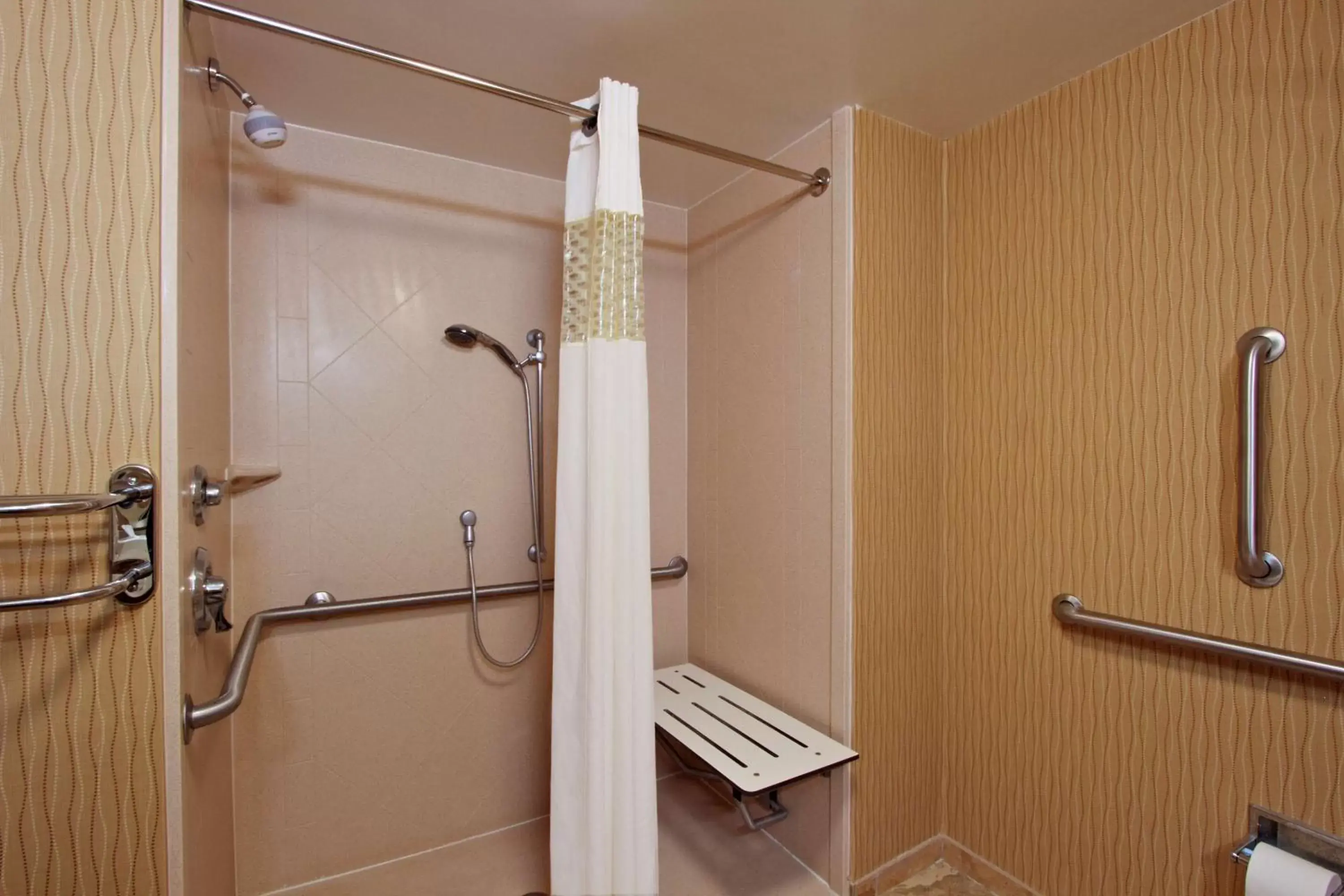 Bed, Bathroom in Hampton Inn & Suites Exmore - Eastern Shore