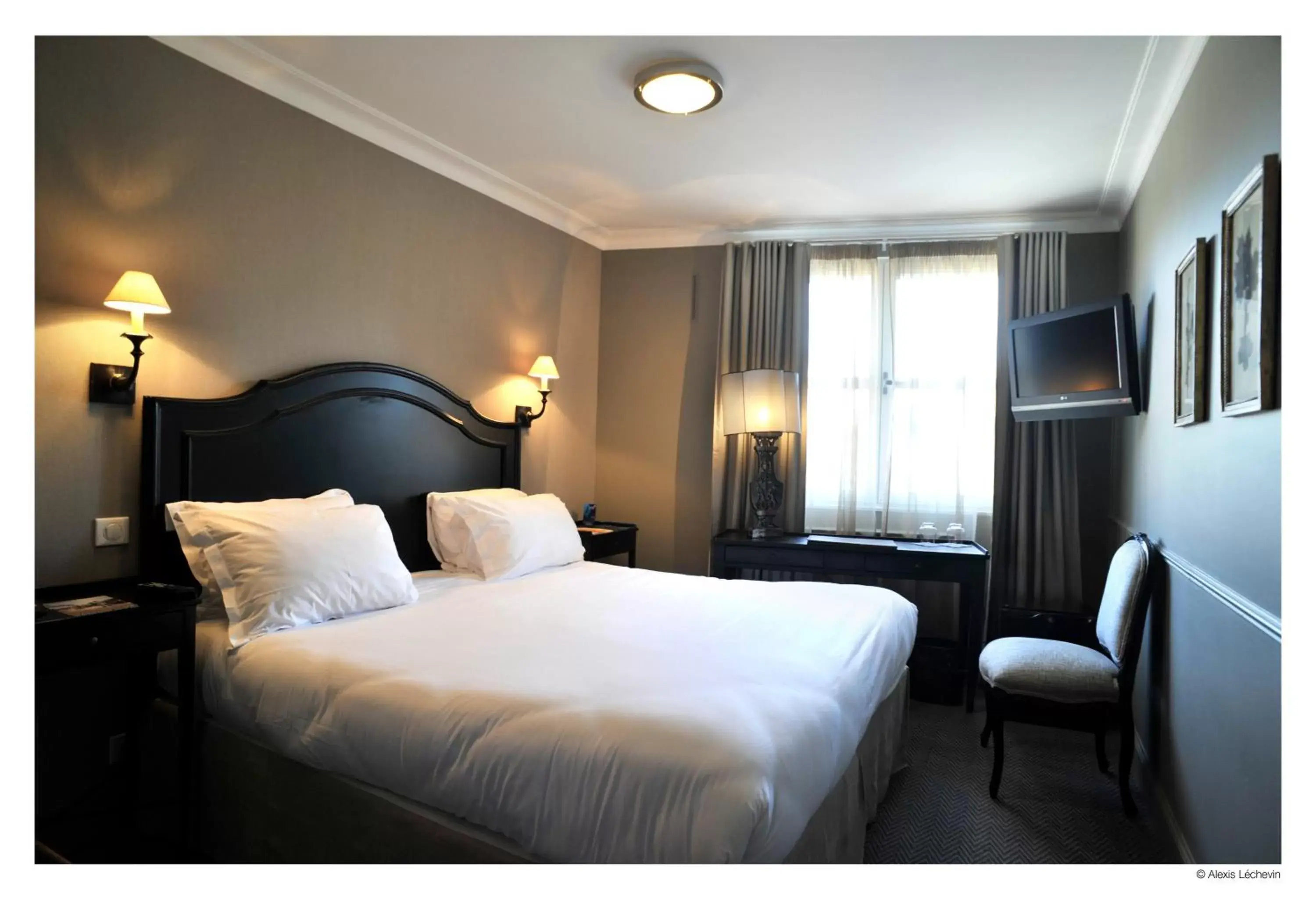 Photo of the whole room, Bed in Hotel De La Treille