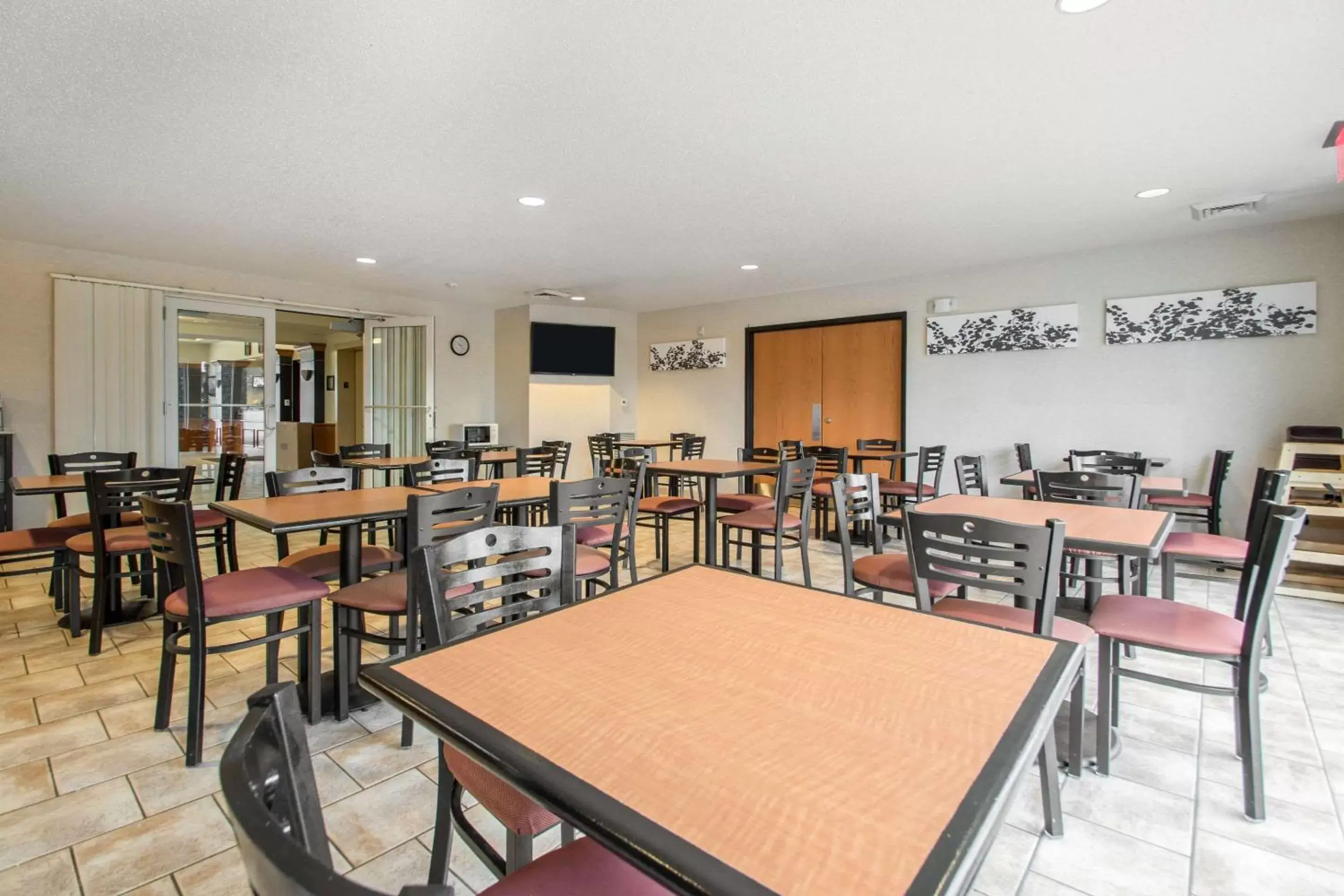 Restaurant/Places to Eat in Sleep Inn & Suites Sheboygan I-43