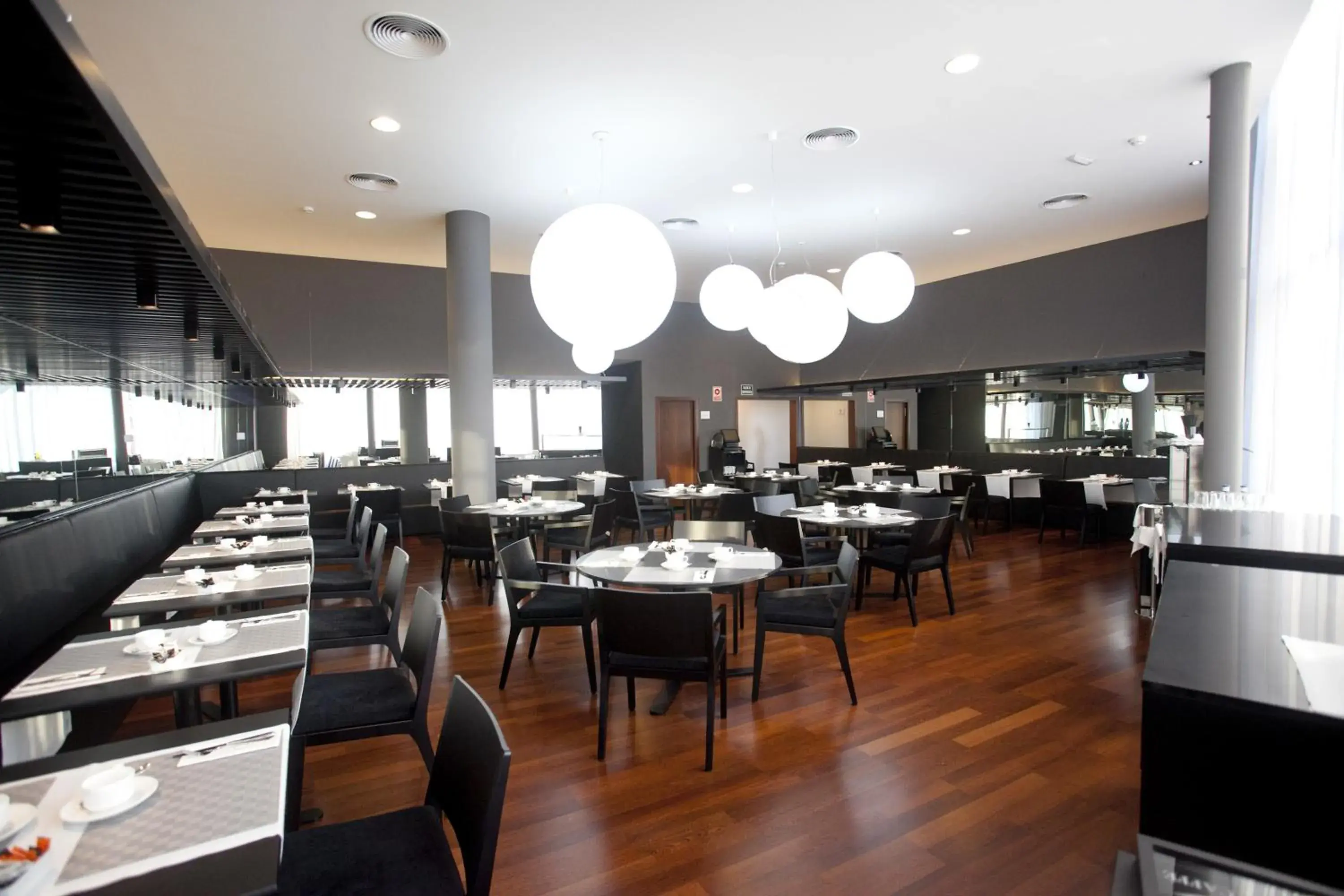 Restaurant/places to eat in Hotel Carris Marineda Restaurant/places to eat in Hotel Carris Marineda