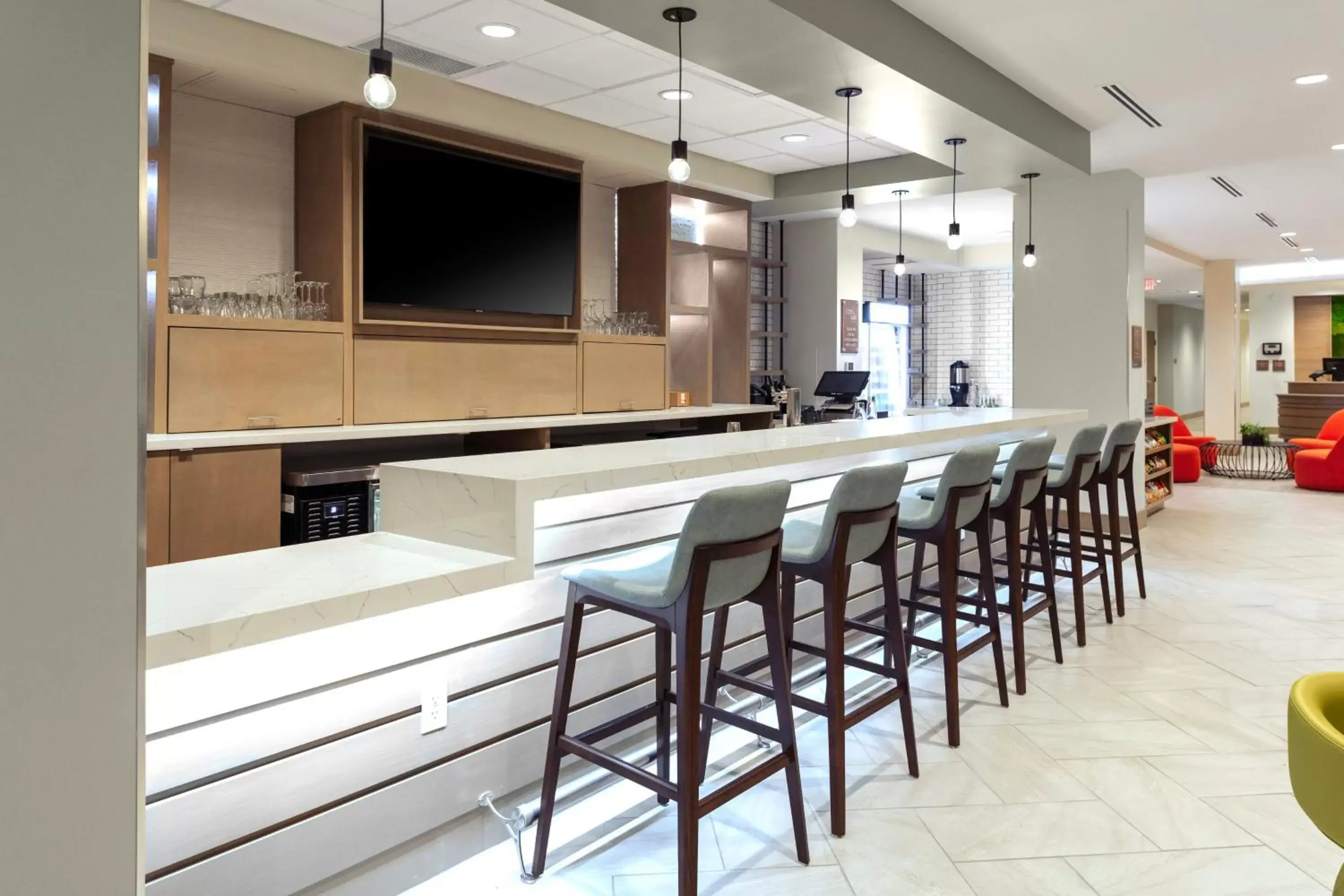 Lounge or bar in EVEN Hotels - Shenandoah - The Woodlands, an IHG Hotel