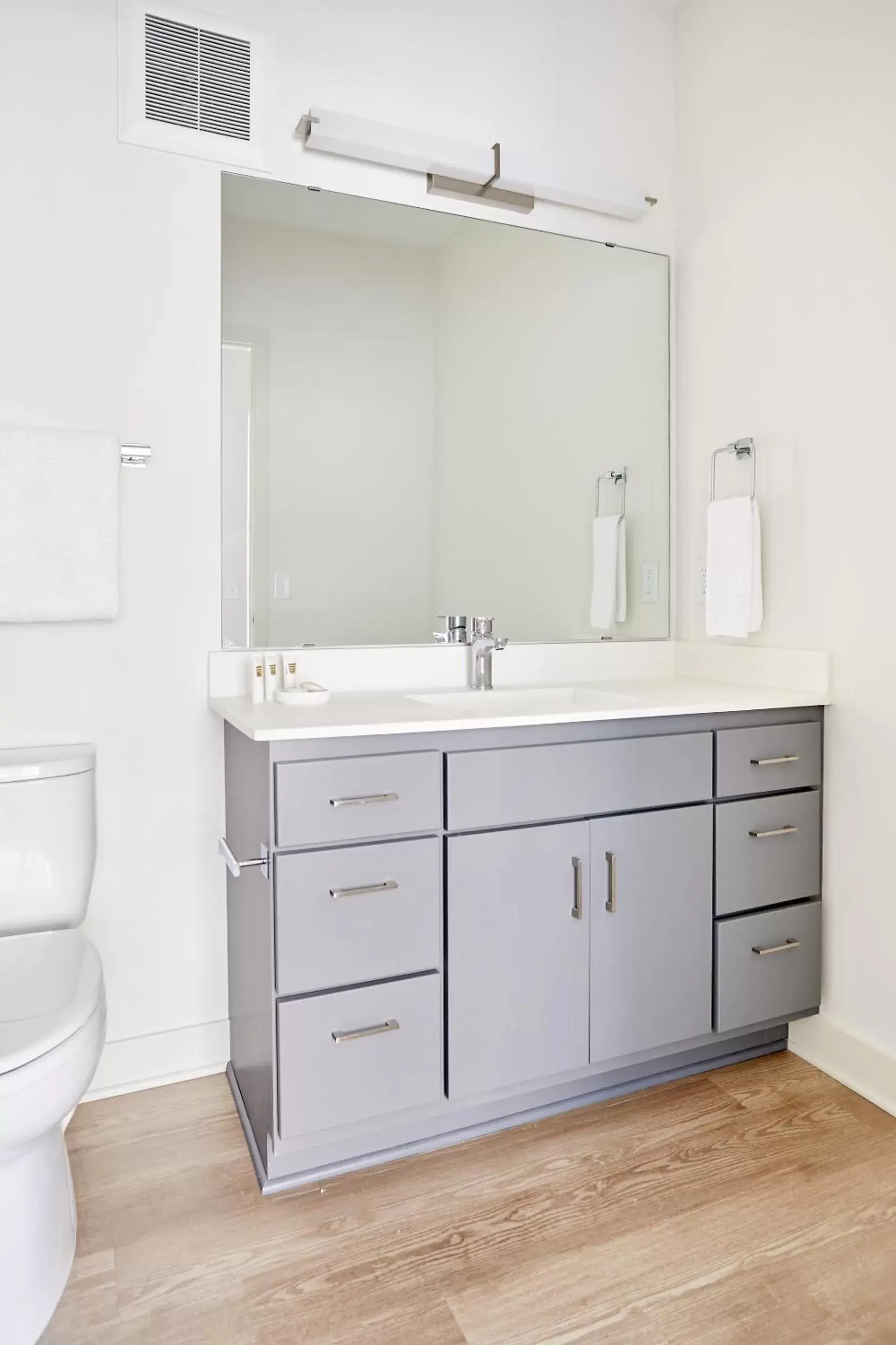 Living room, Bathroom in Sonder at Sora