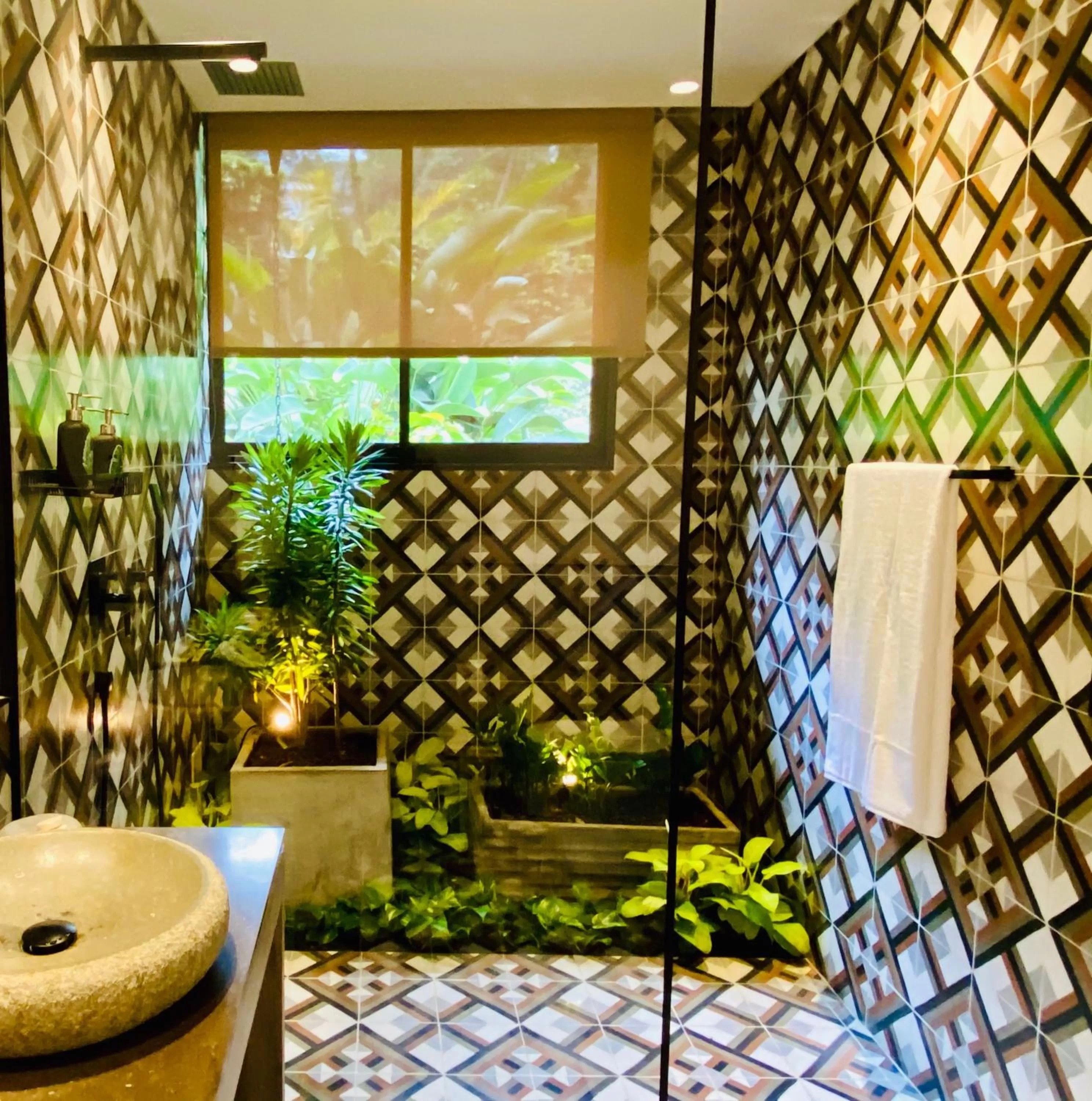 Shower in Patio del Mundo