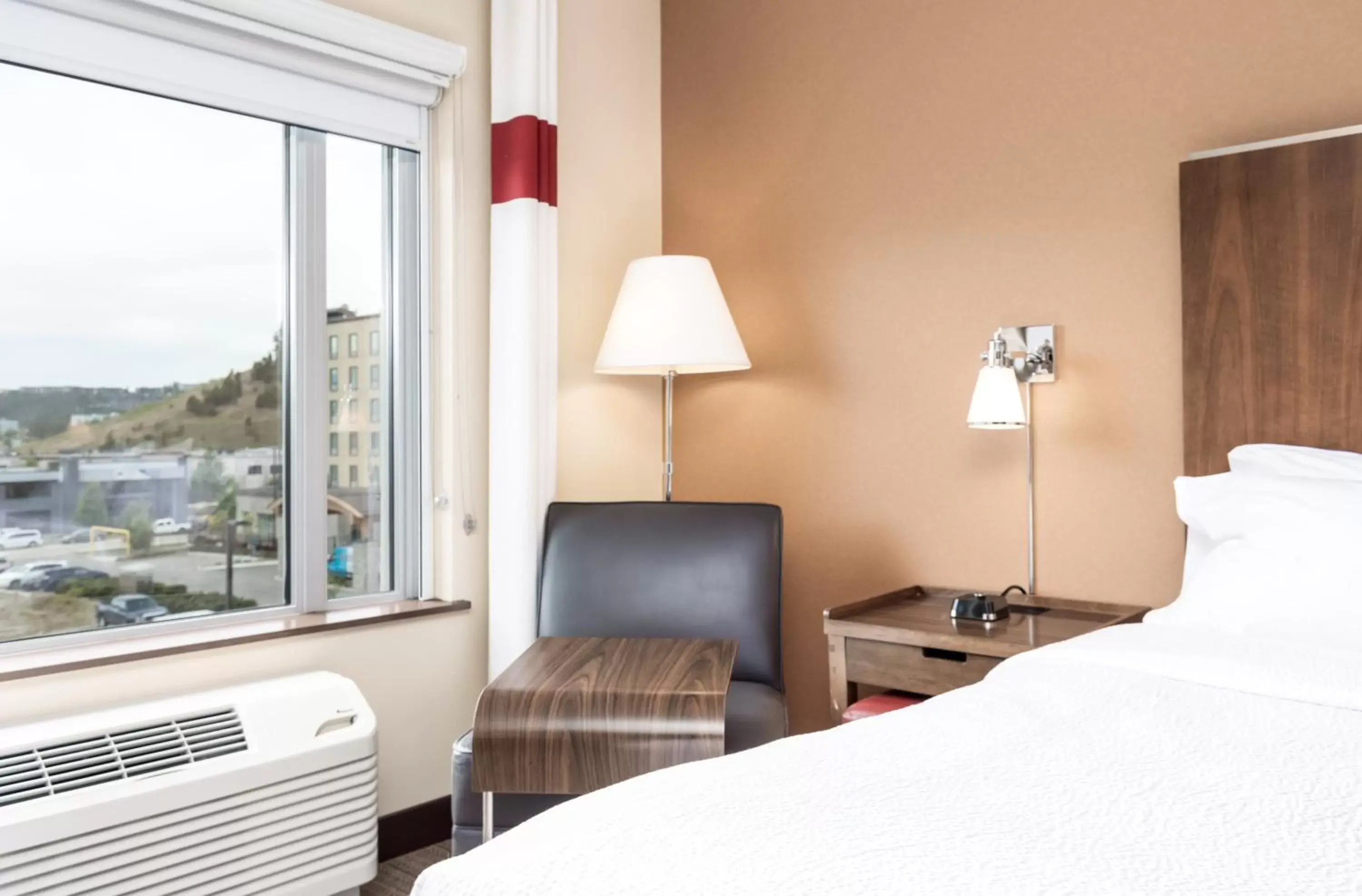 View (from property/room), Bed in Four Points by Sheraton Kelowna Airport