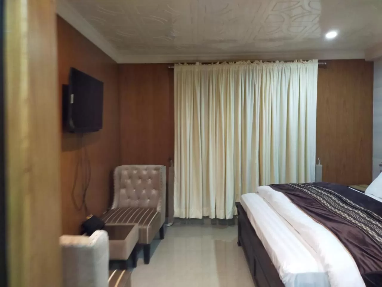 Bedroom, Bed in Shagufta Hotel Murree