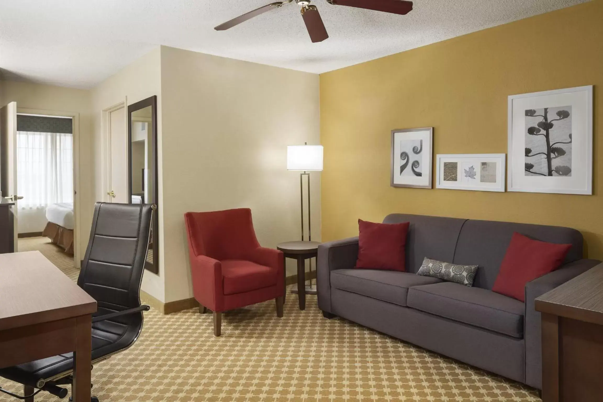 Bed, Seating Area in Country Inn & Suites by Radisson, Manteno, IL