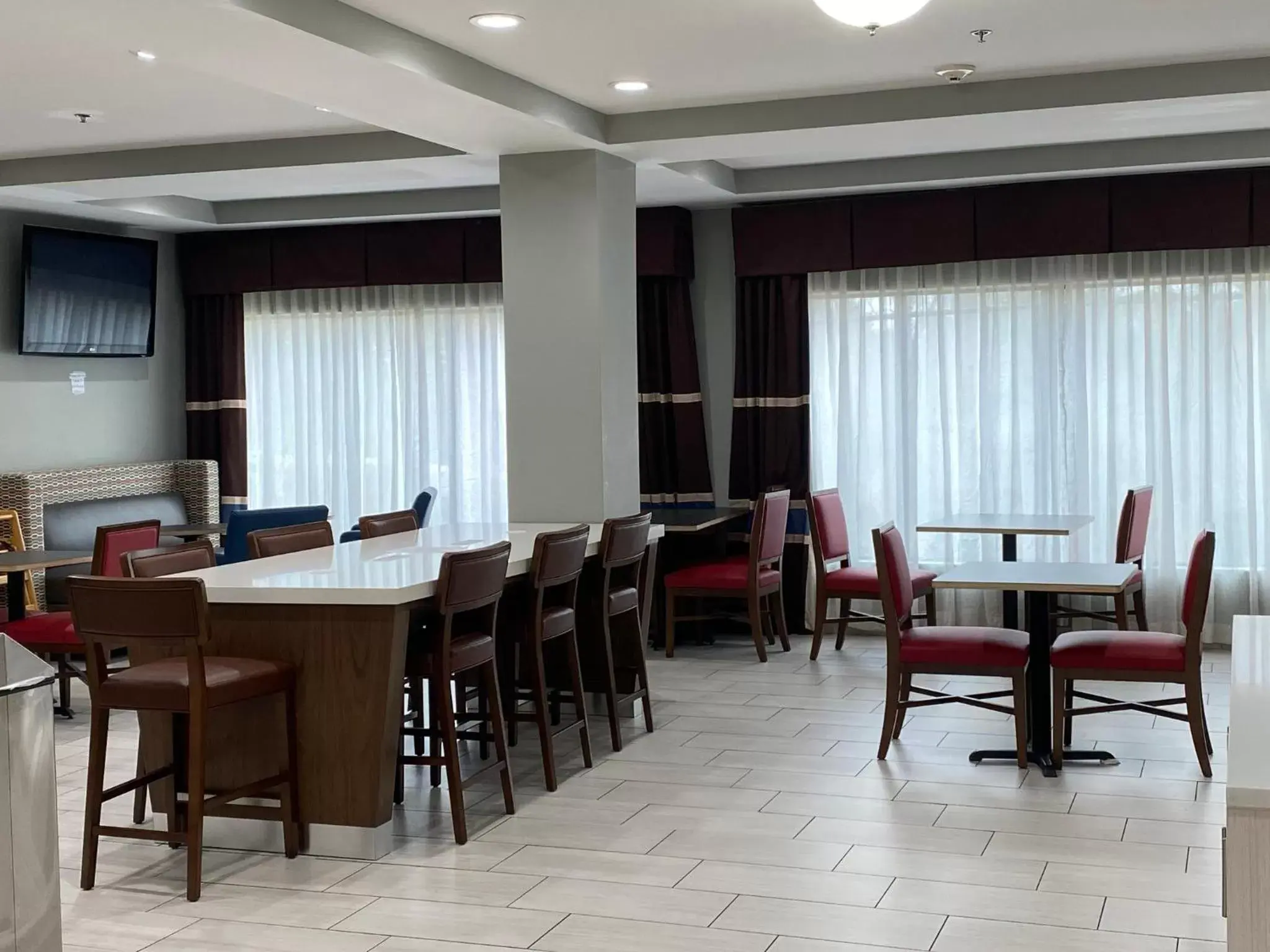 Breakfast, Restaurant/Places to Eat in Holiday Inn Express Hotel & Suites Hope Mills-Fayetteville Airport, an IHG Hotel