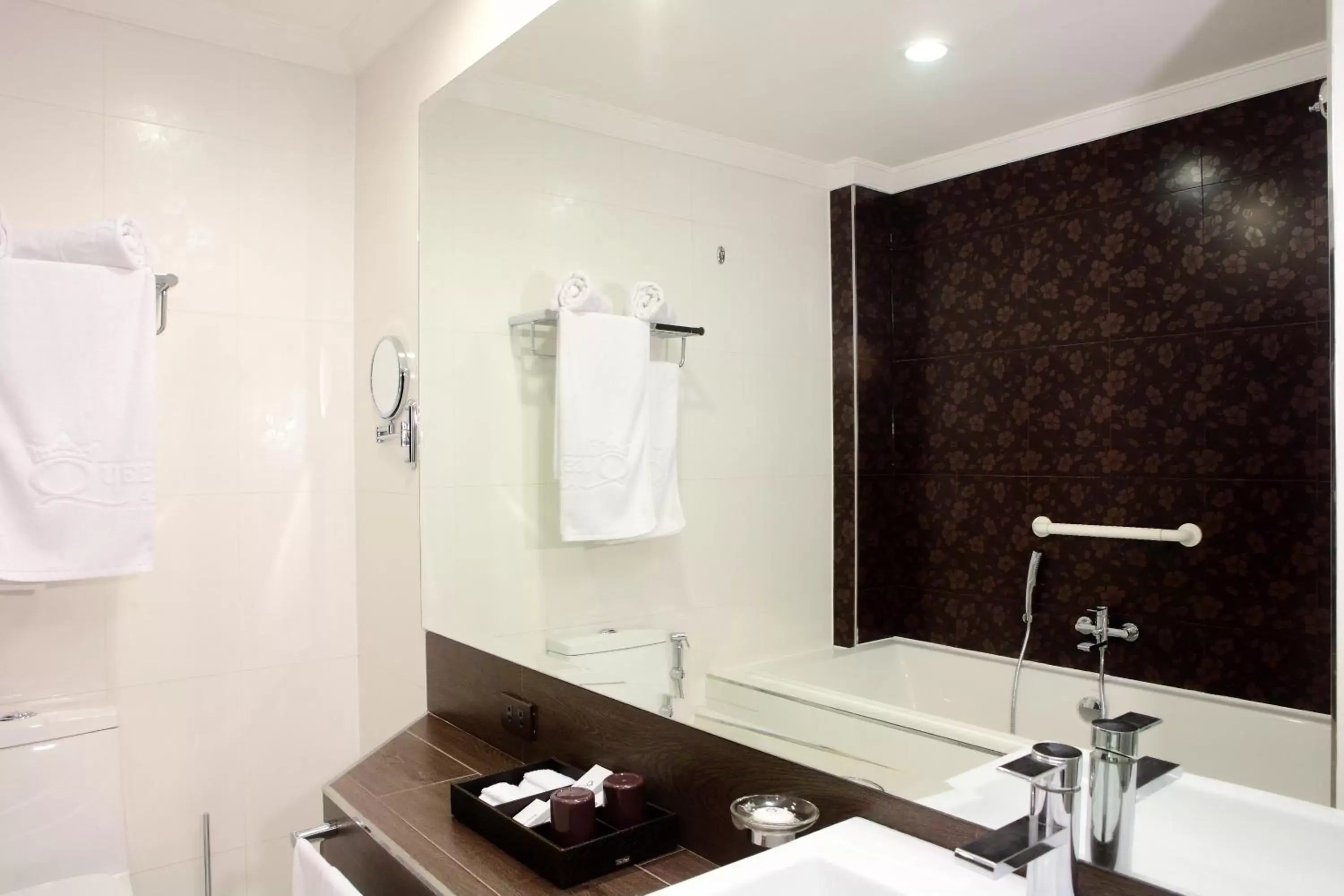 Bathroom in Queens Hotel Angeles City