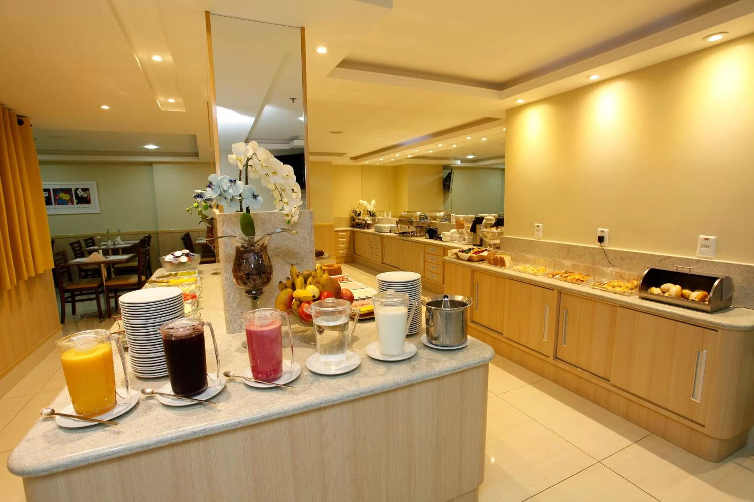 Food in Elegance Praia Hotel