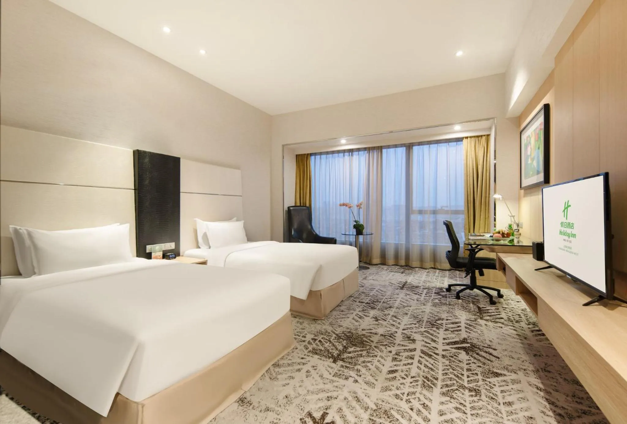 Photo of the whole room, Bed in Holiday Inn Shanghai Hongqiao West by IHG