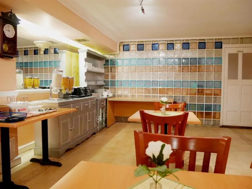 Dining area, Kitchen/Kitchenette in The Gresham Hotel