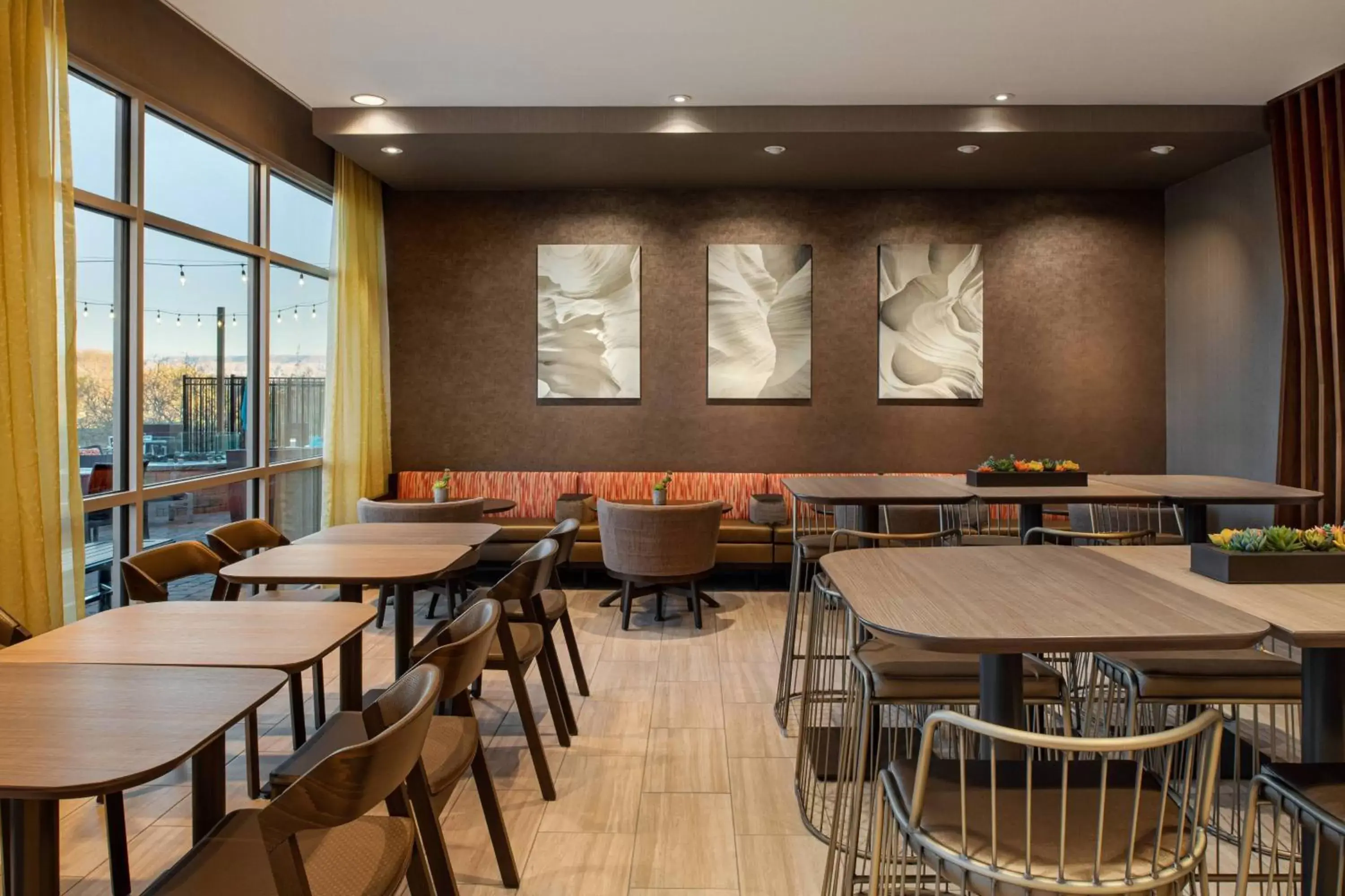 Restaurant/Places to Eat in SpringHill Suites by Marriott St. George Washington