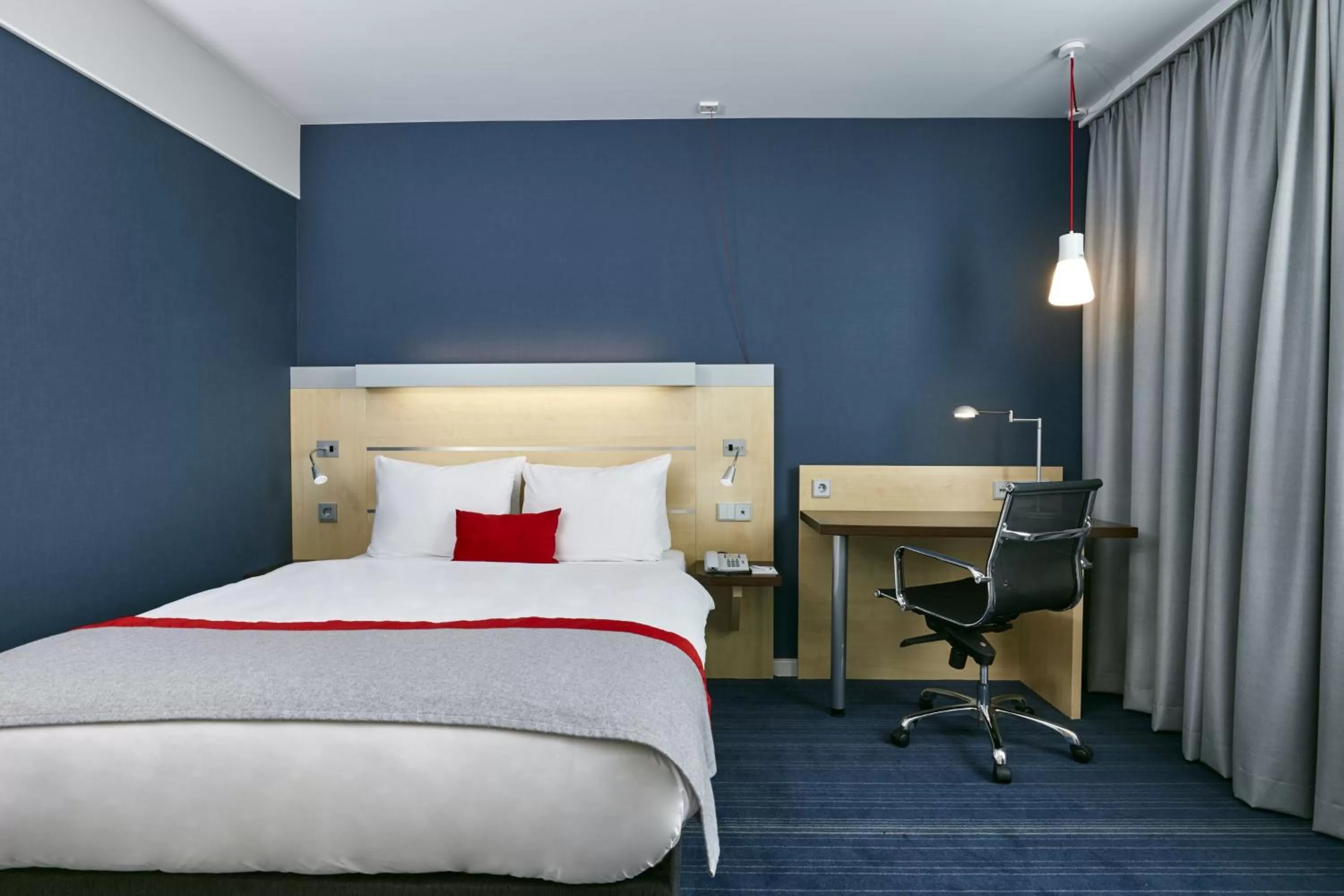 Photo of the whole room, Bed in Holiday Inn Express Düsseldorf - City North by IHG