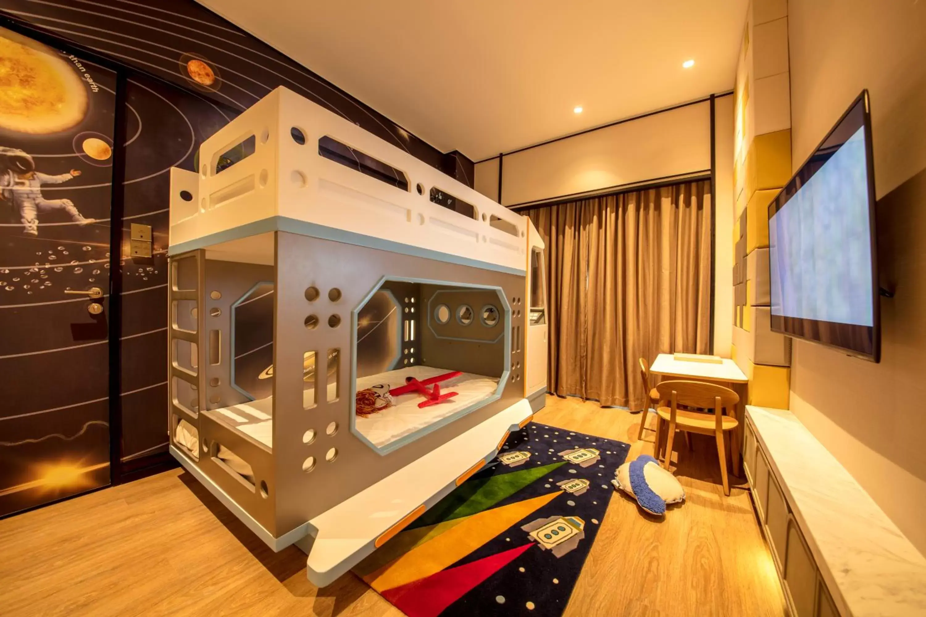 children, Bunk Bed in Shangri-La Harbin