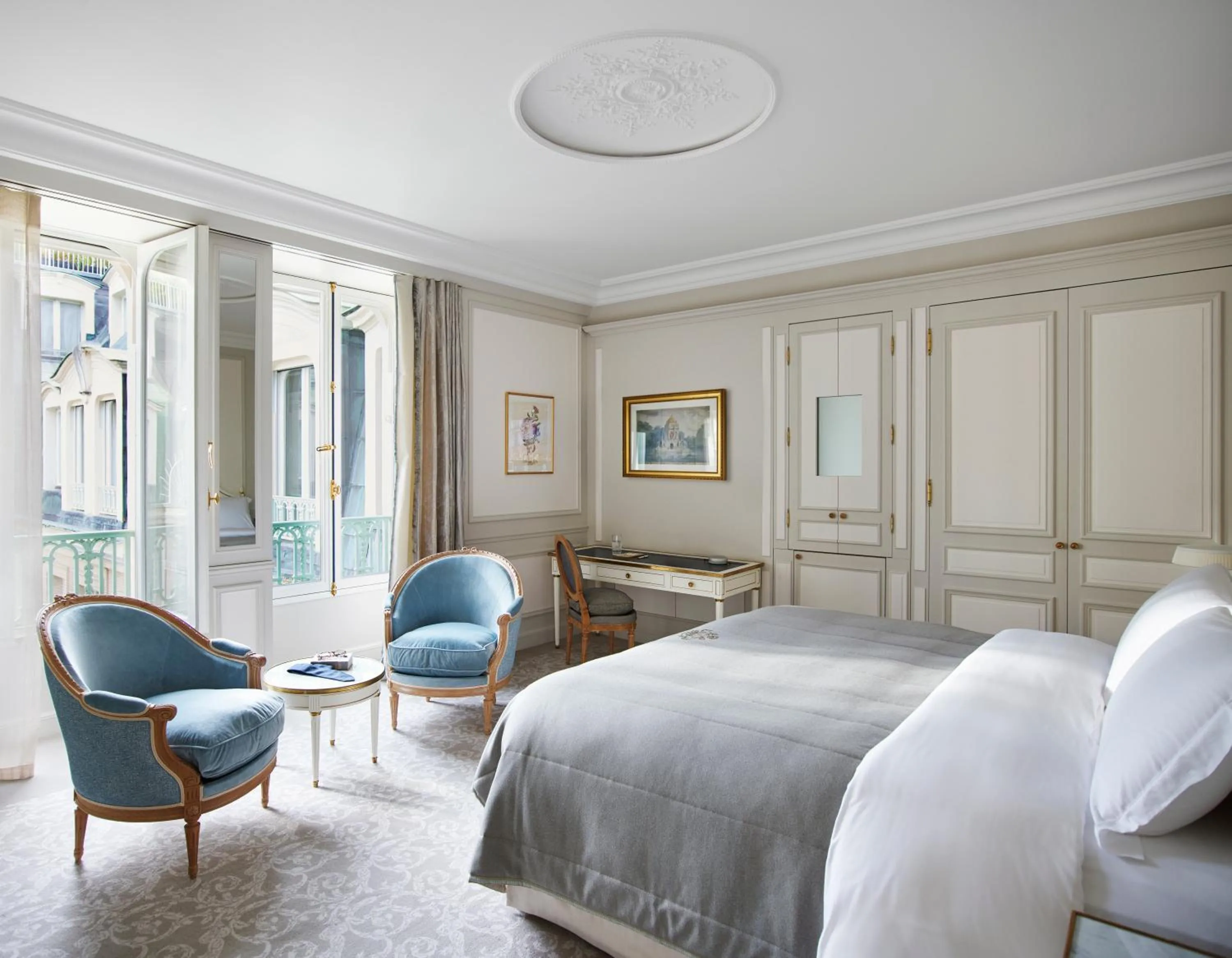 Bedroom, Bed in Le Meurice – Dorchester Collection