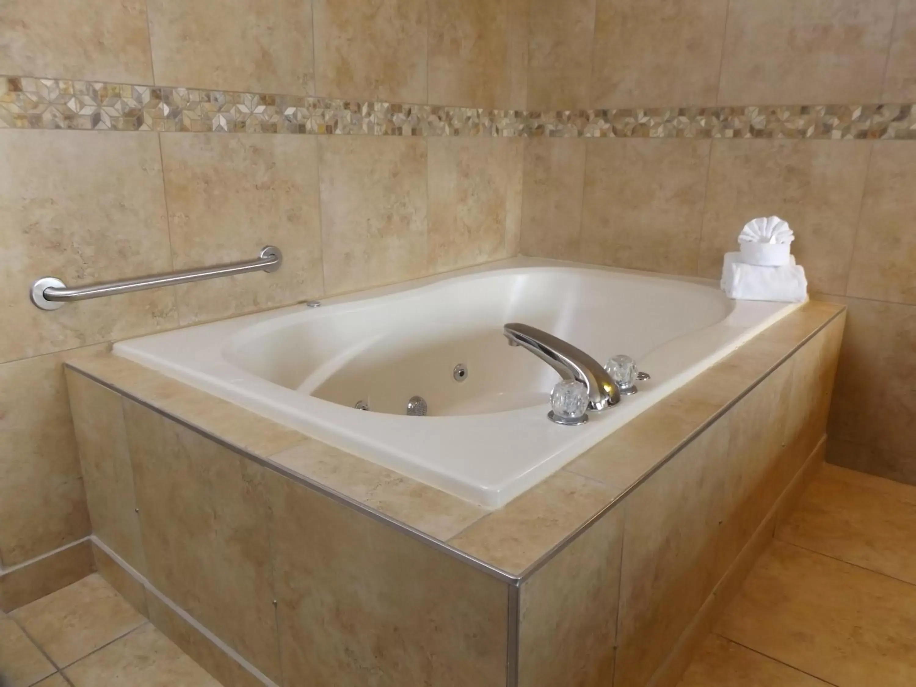 Hot Tub, Bathroom in Angel Inn - near IMAX