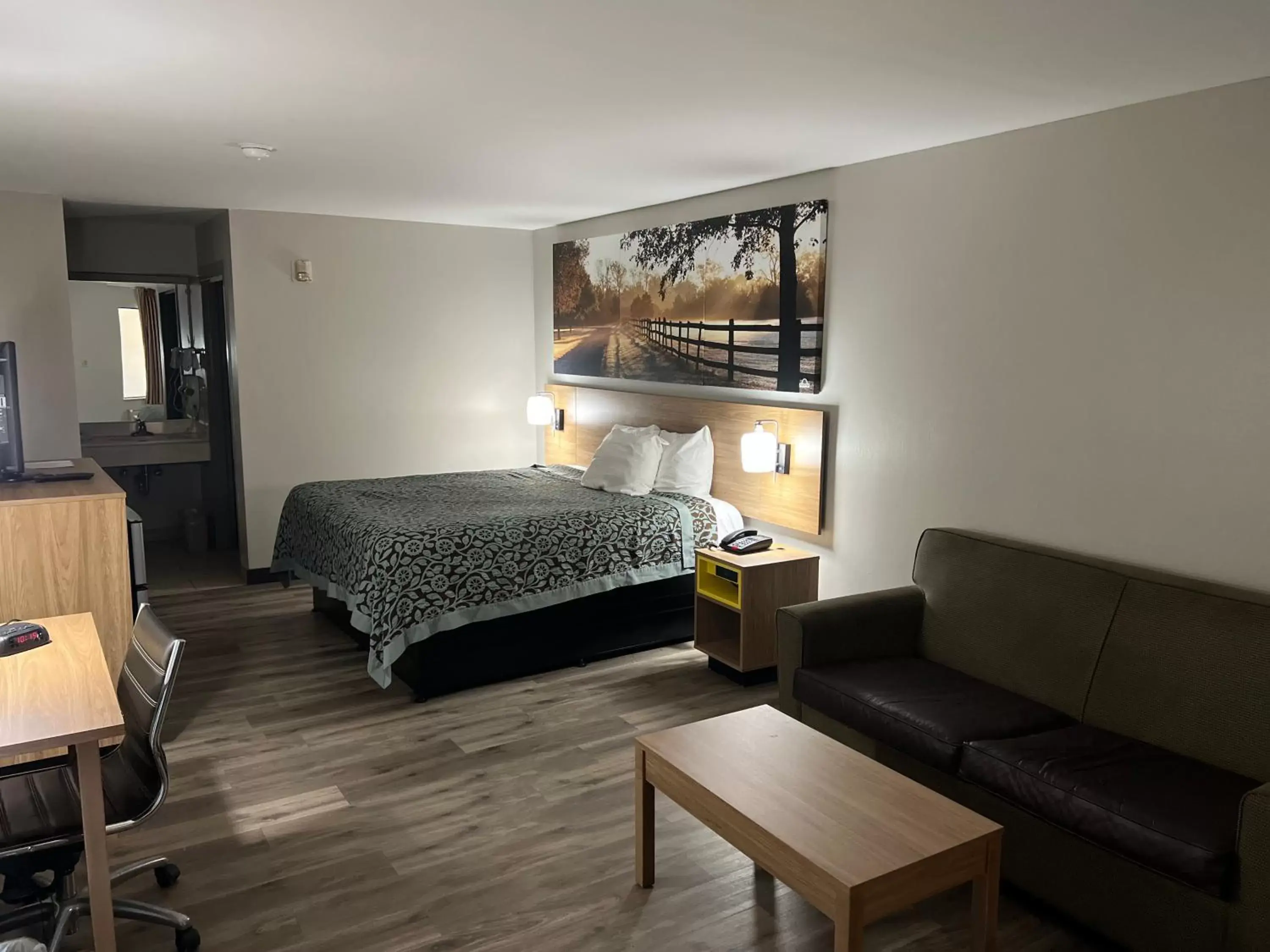 Bedroom in Days Inn & Suites by Wyndham Opelousas