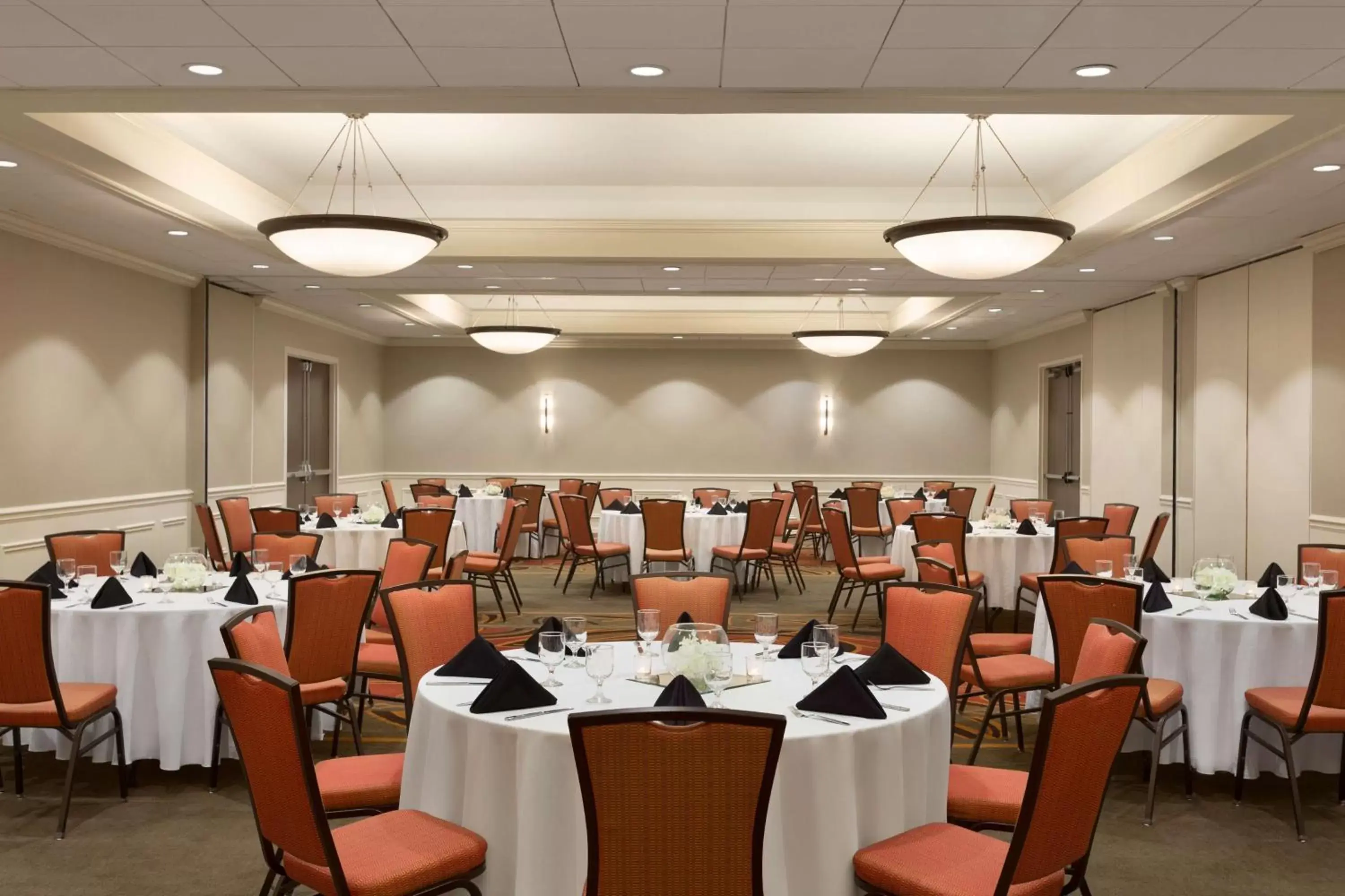 Meeting/conference room, Restaurant/Places to Eat in DoubleTree by Hilton Bradley International Airport