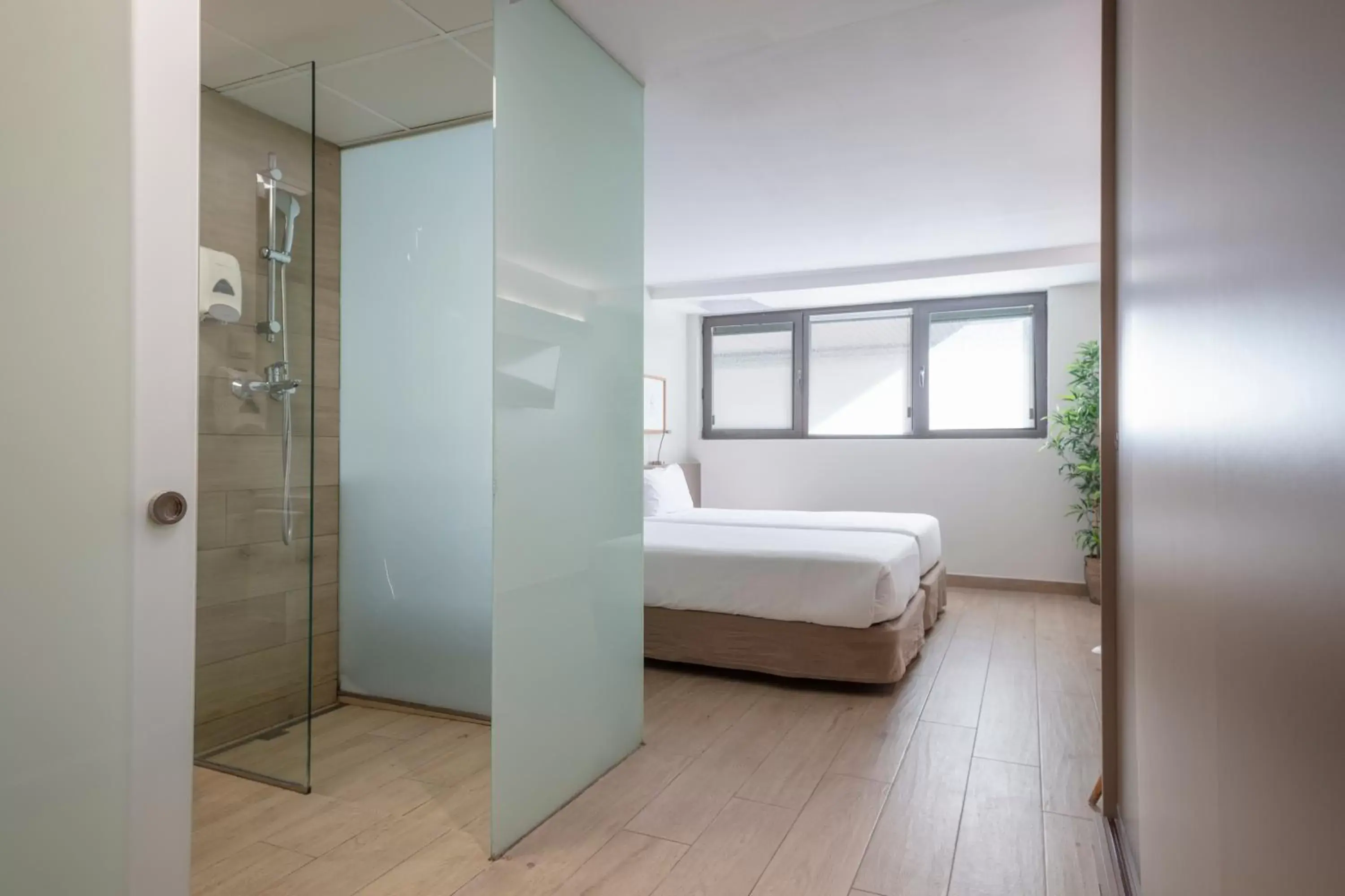 Toilet, Bed in Aparthotel Bcn Montjuic