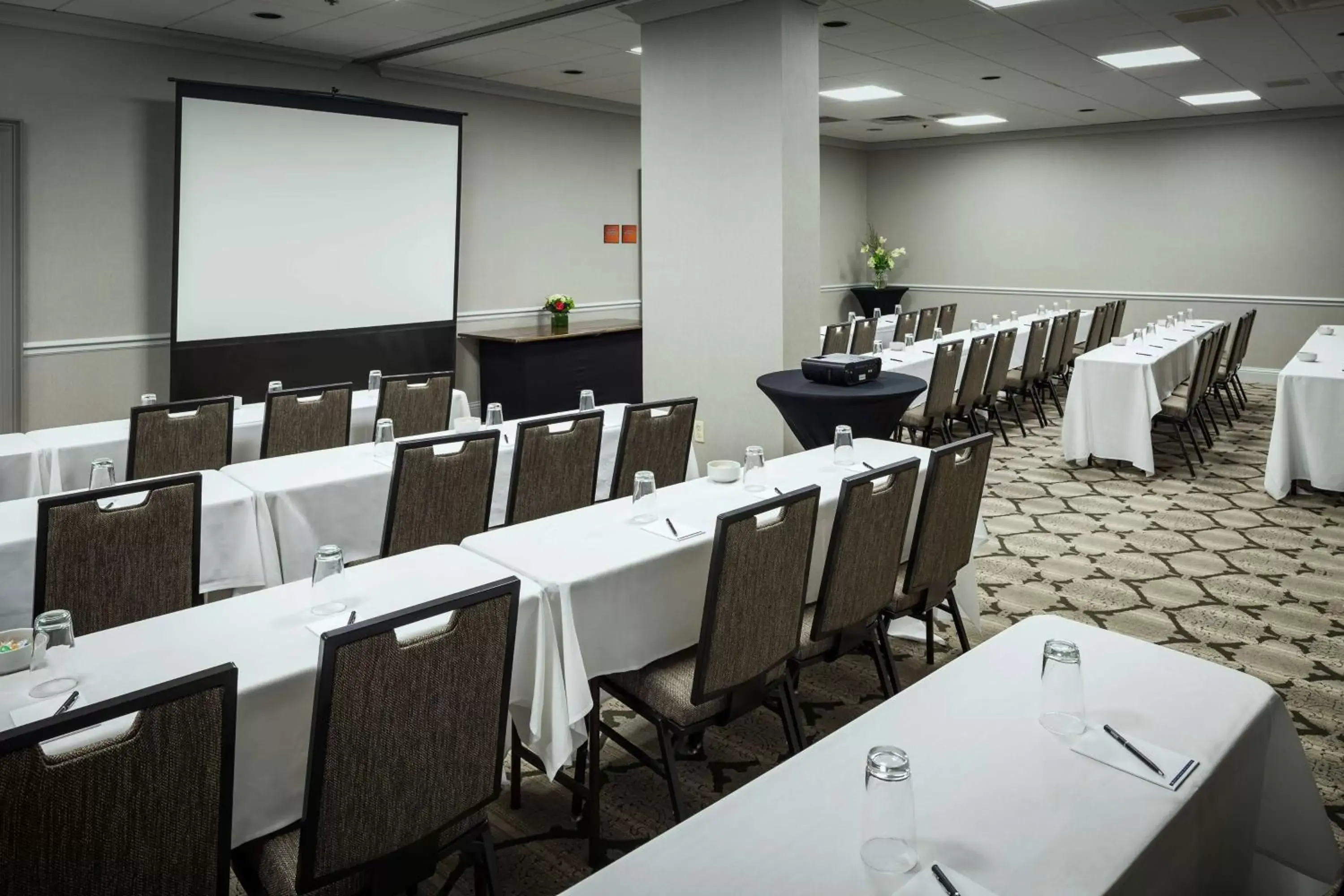 Meeting/conference room in Hilton Suites Brentwood