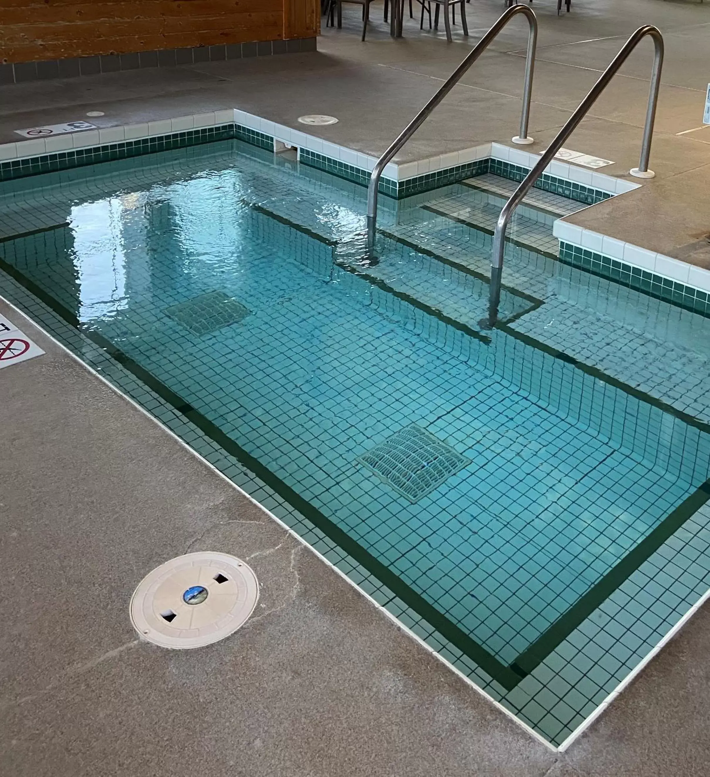 Hot Tub, Swimming Pool in Super 8 by Wyndham La Crosse