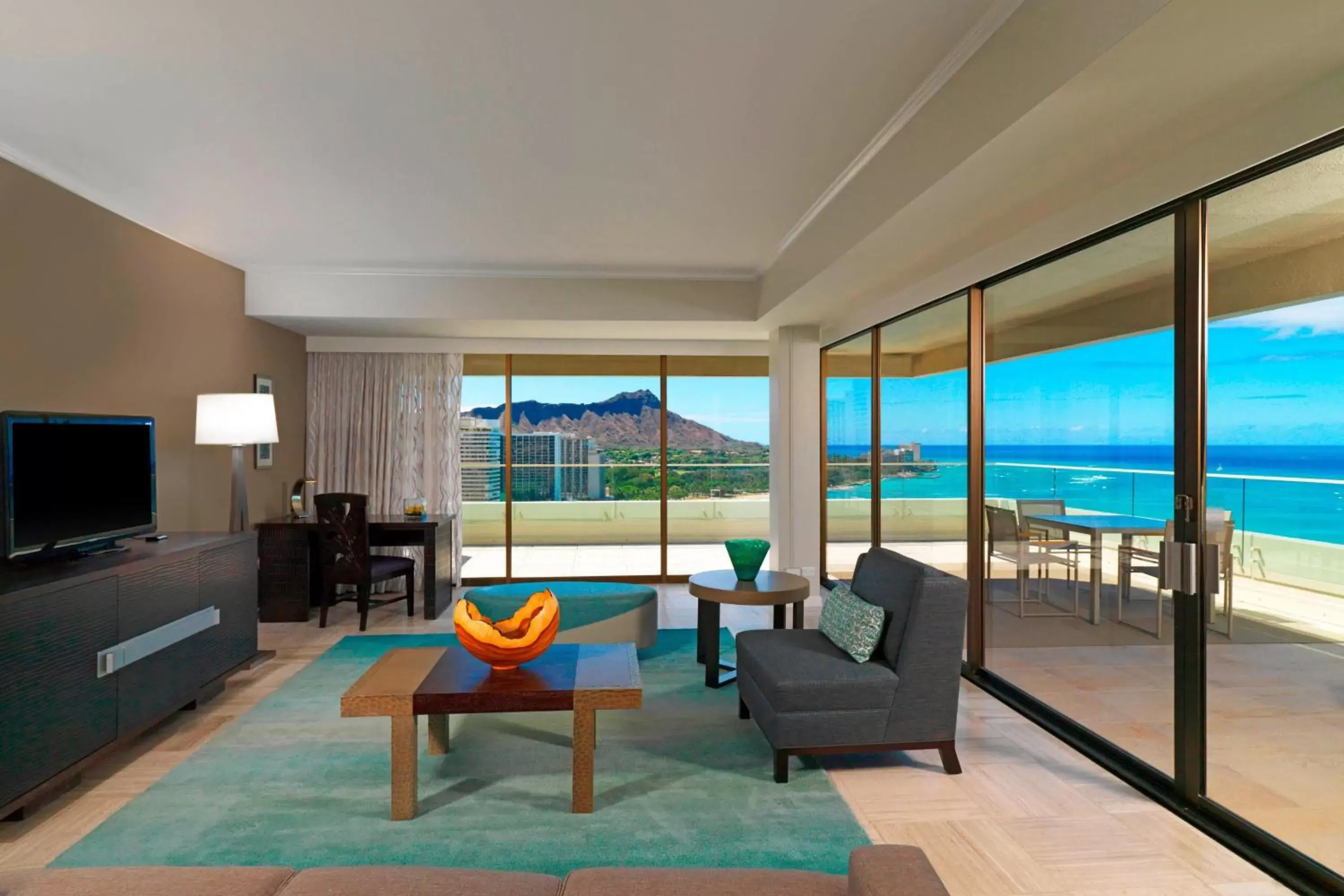 Living room, Seating Area in Moana Surfrider, A Westin Resort & Spa, Waikiki Beach