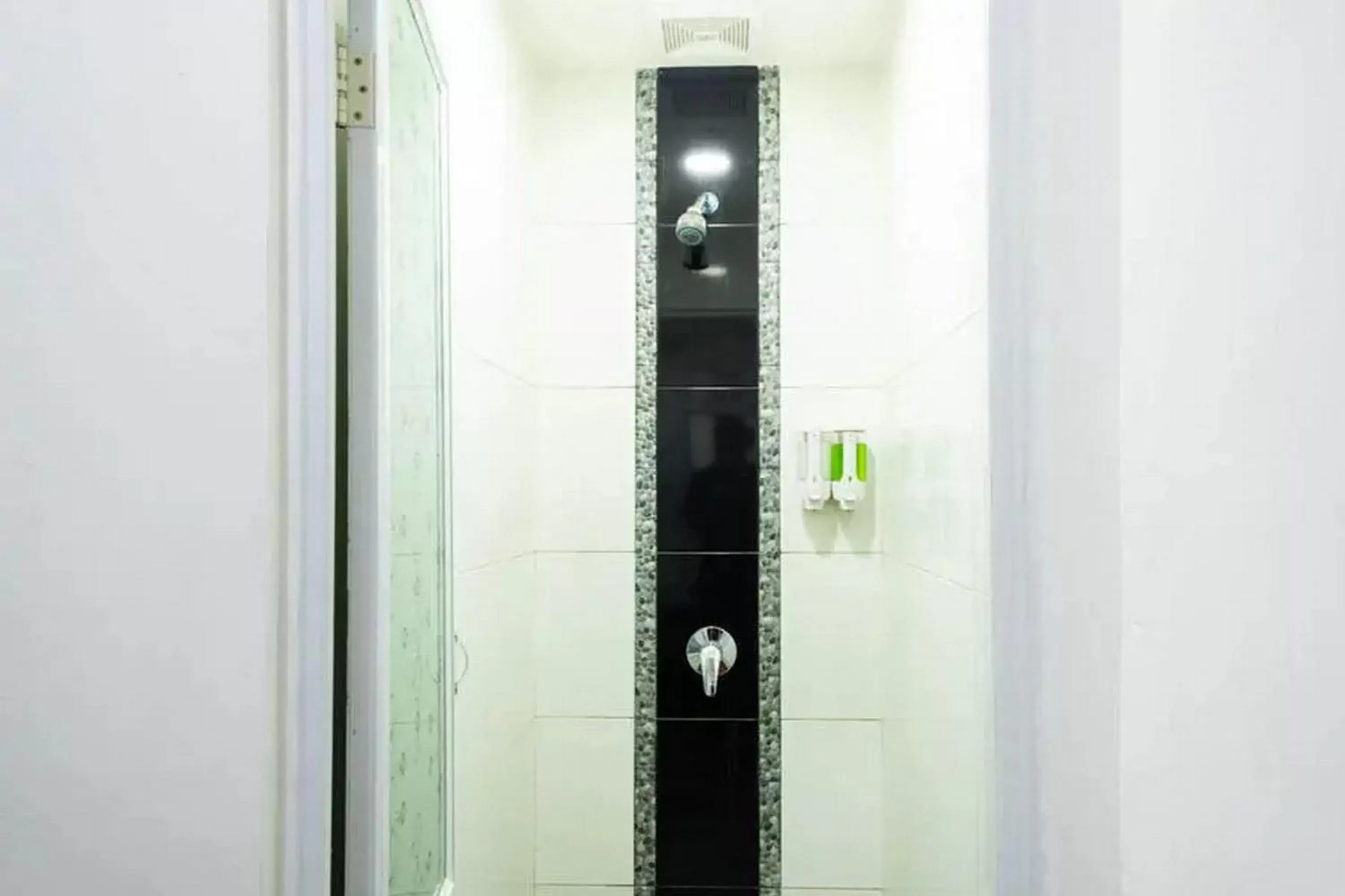 Bathroom in RedDoorz Hostel near Taman Puring