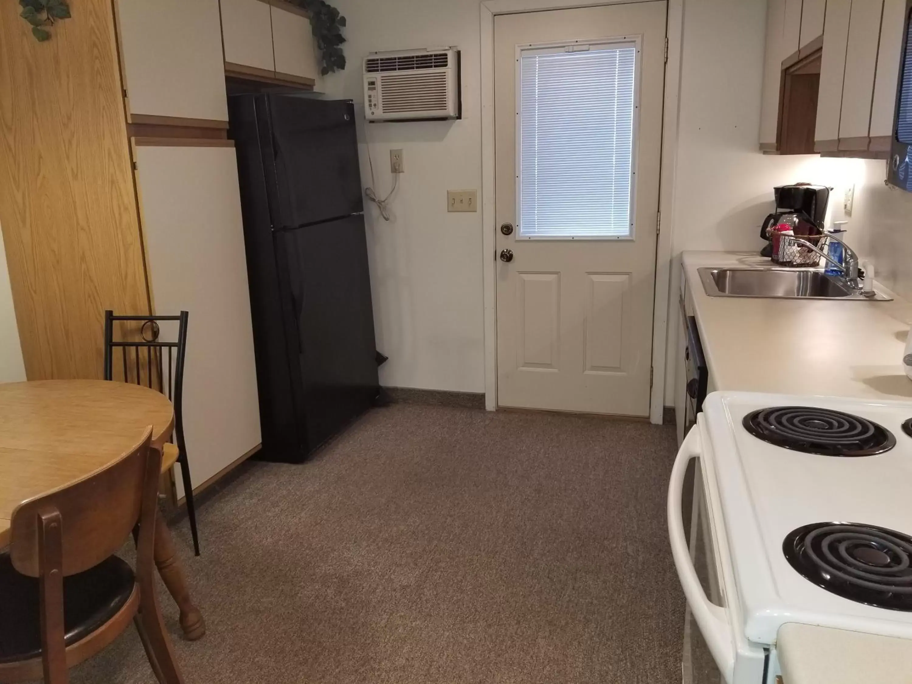 Kitchen/Kitchenette in Lakeshor Motor Inn