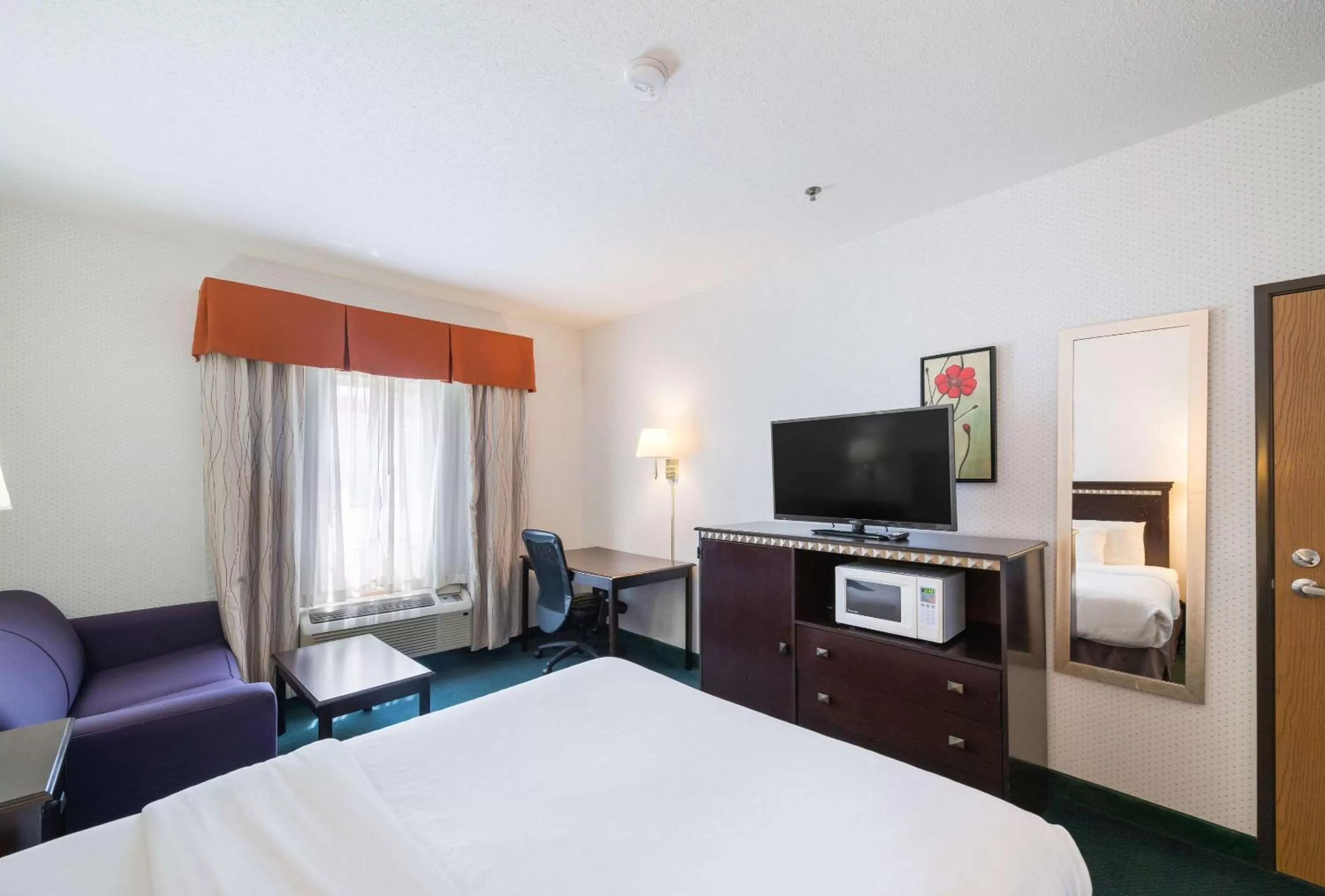 Photo of the whole room, Bed in Rodeway Inn Urbana Champaign University Area