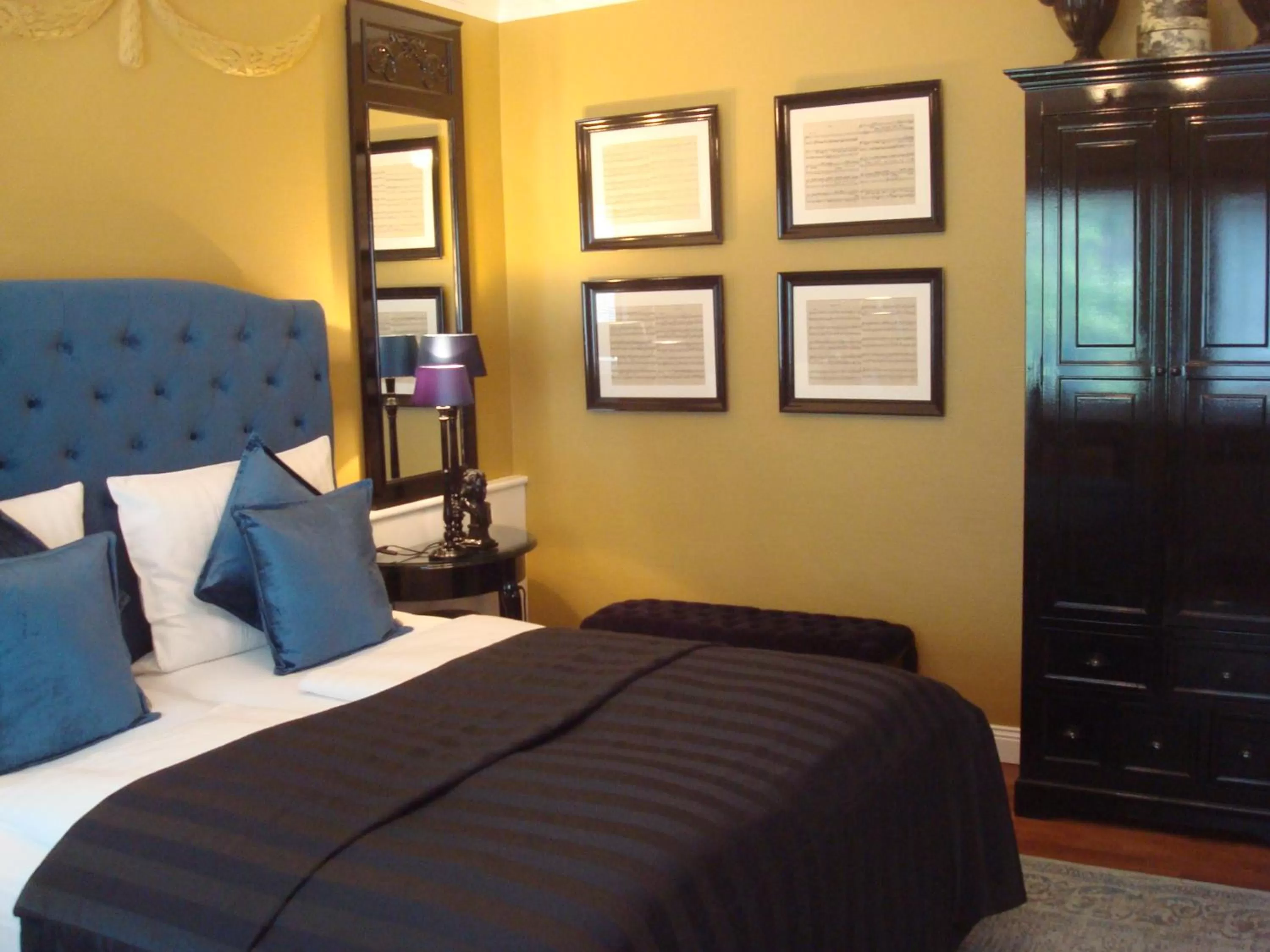 Photo of the whole room, Bed in Hotel Sir & Lady Astor