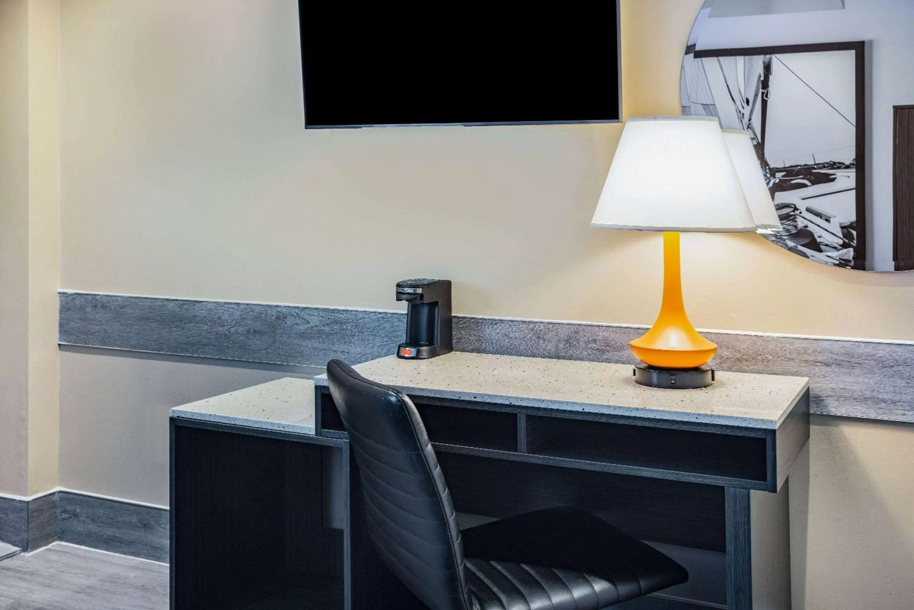 Photo of the whole room in Super 8 by Wyndham Lindenhurst