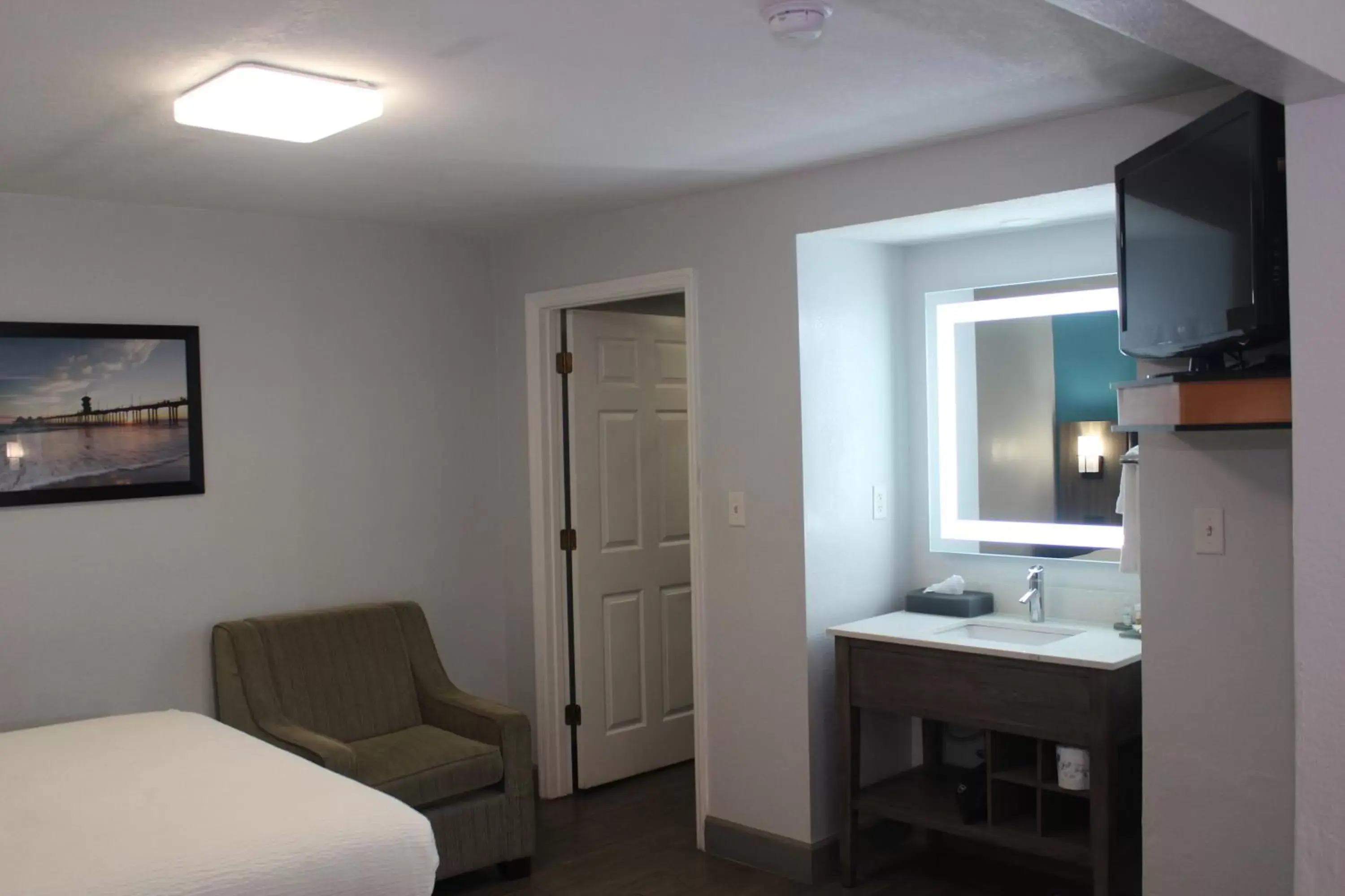 Bathroom, TV/Entertainment Center in La Quinta by Wyndham Oceanfront Daytona Beach