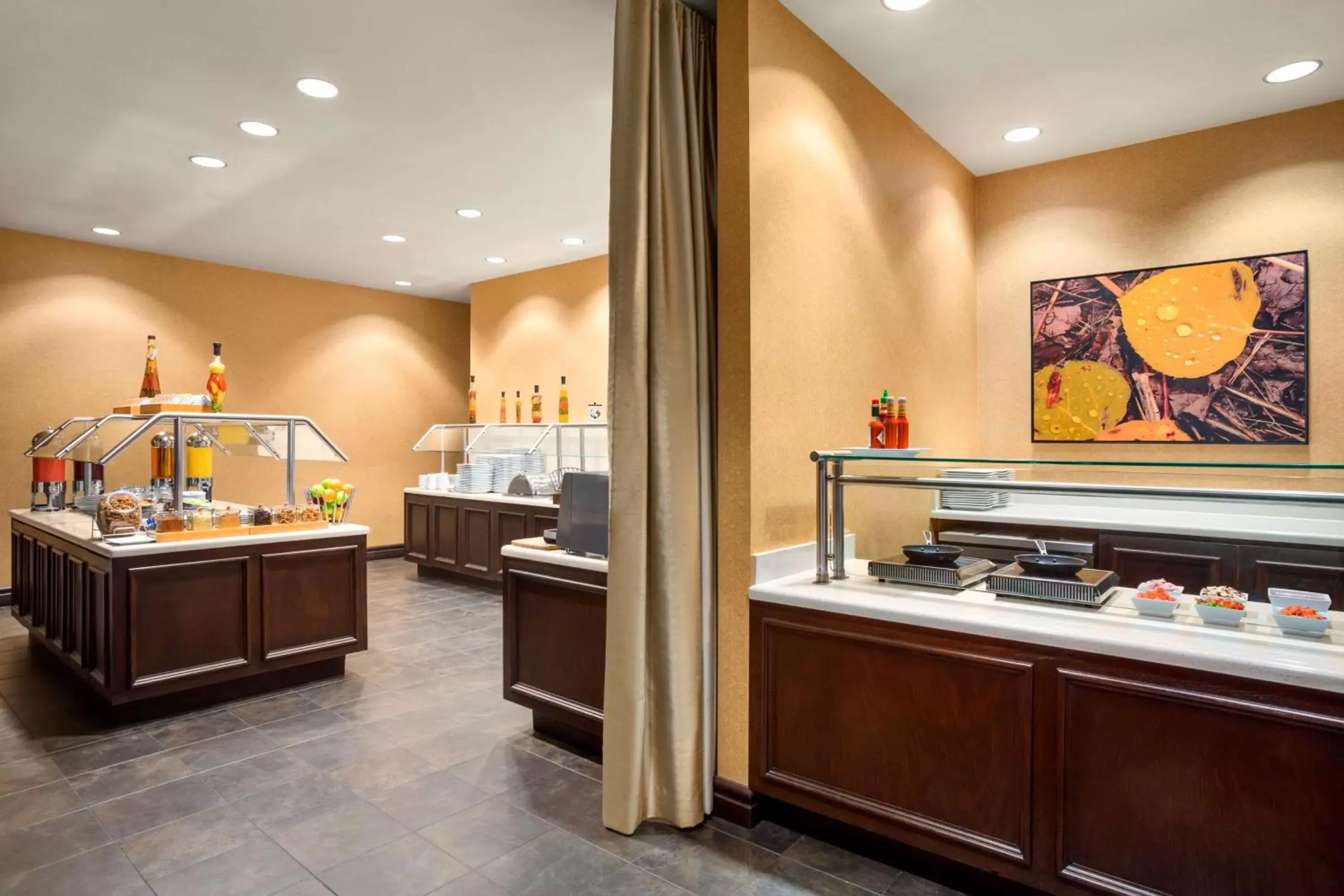 Dining area in DoubleTree by Hilton DFW Airport North