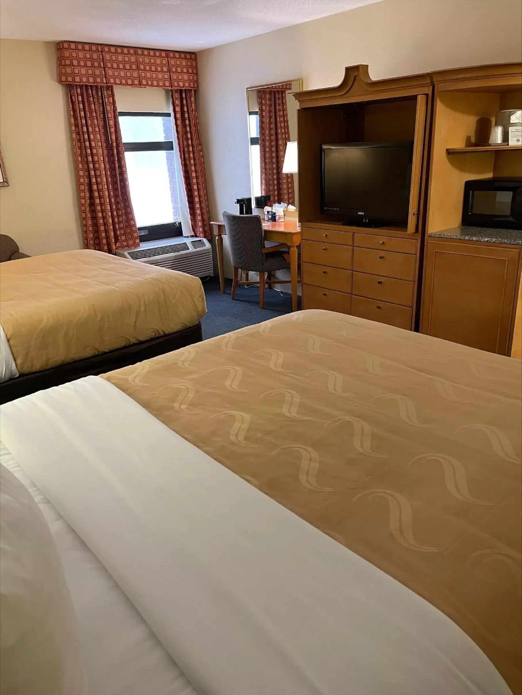 Bed in Quality Inn & Suites Greenfield I-70