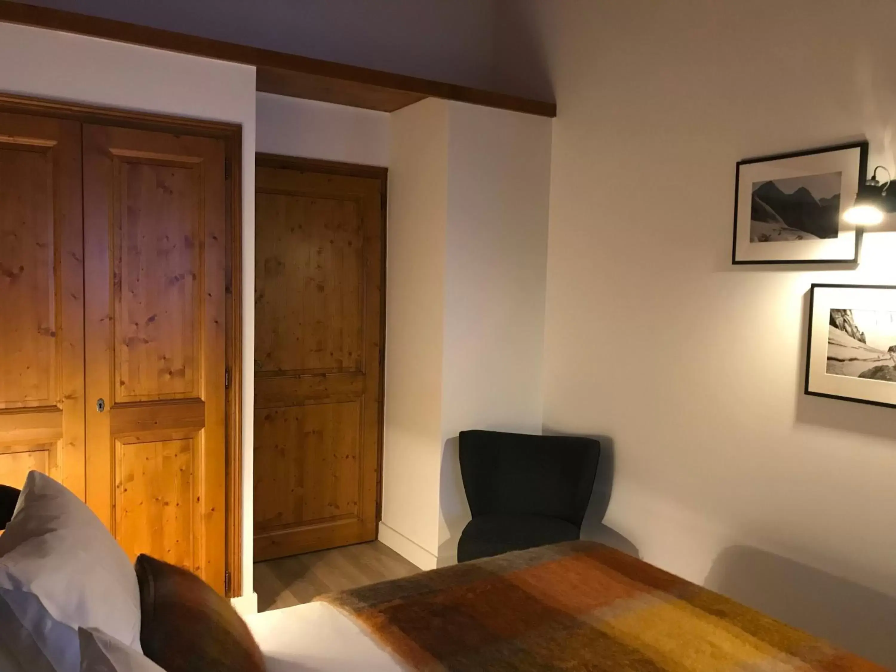 Bedroom, TV/Entertainment Center in La Résidence de L'Ours