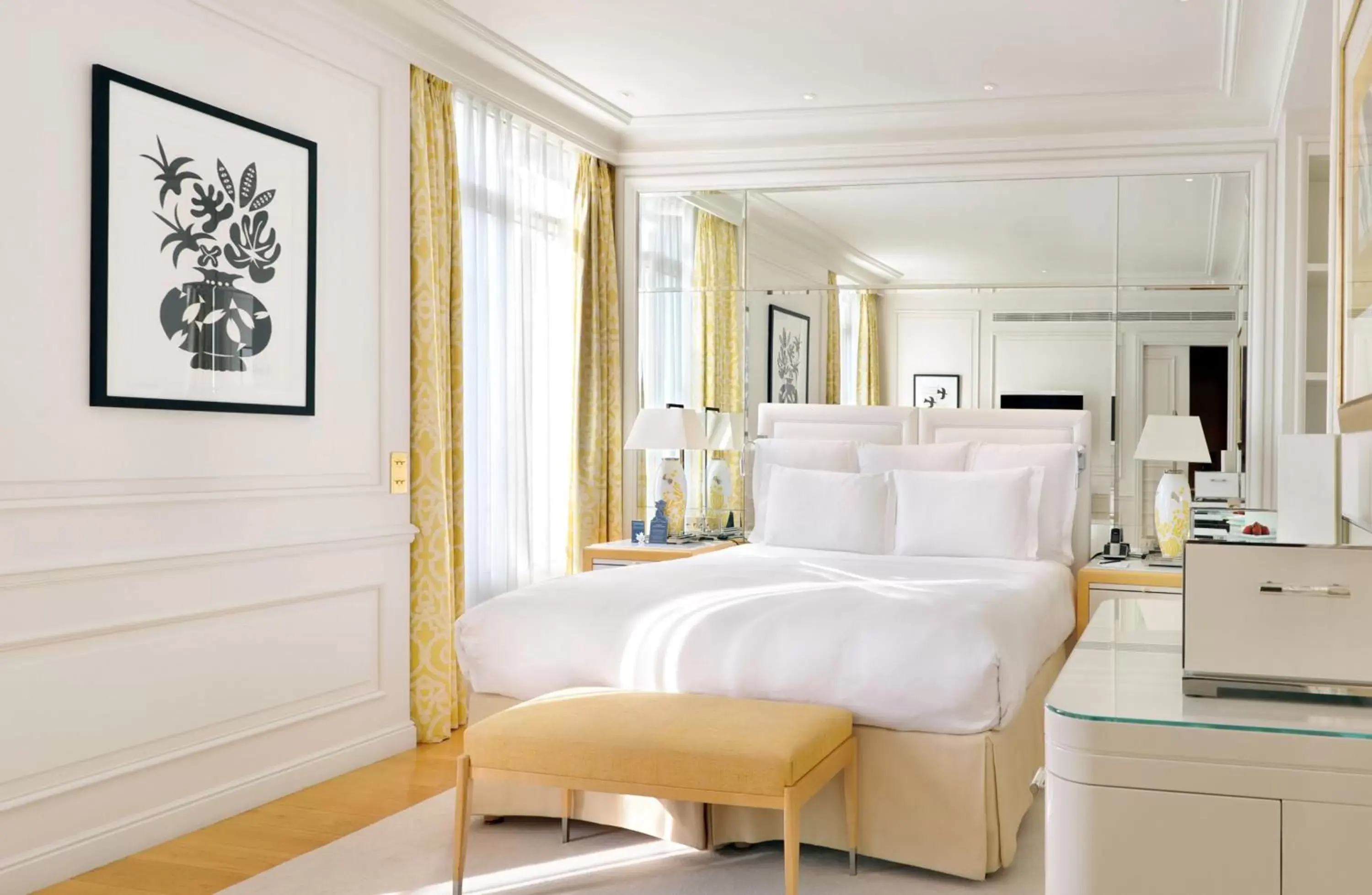 Bed in Grand-Hôtel du Cap-Ferrat, A Four Seasons Hotel