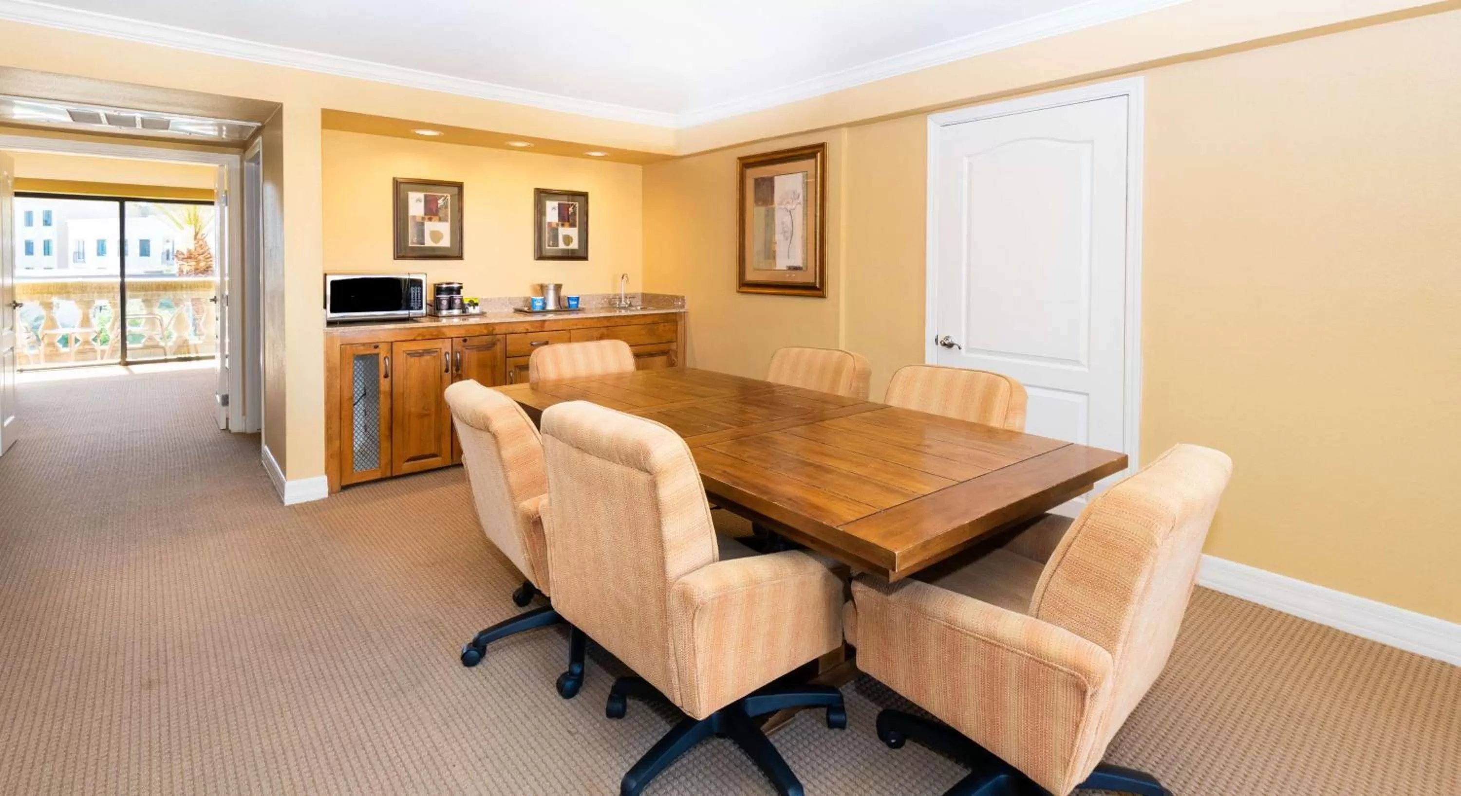 Living room in Hilton Phoenix Resort at the Peak