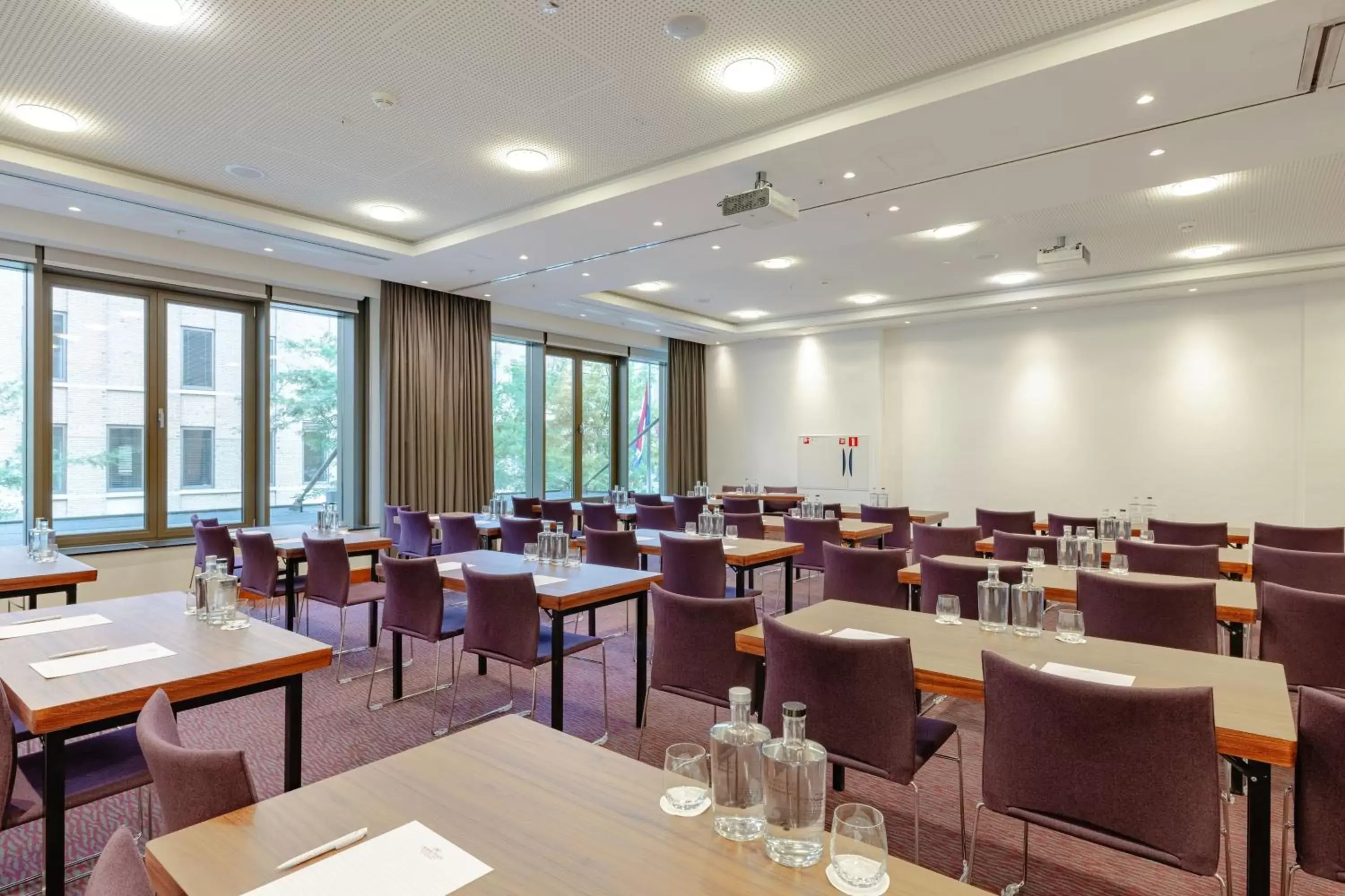 Meeting/conference room, Restaurant/Places to Eat in Crowne Plaza Amsterdam - South, an IHG Hotel