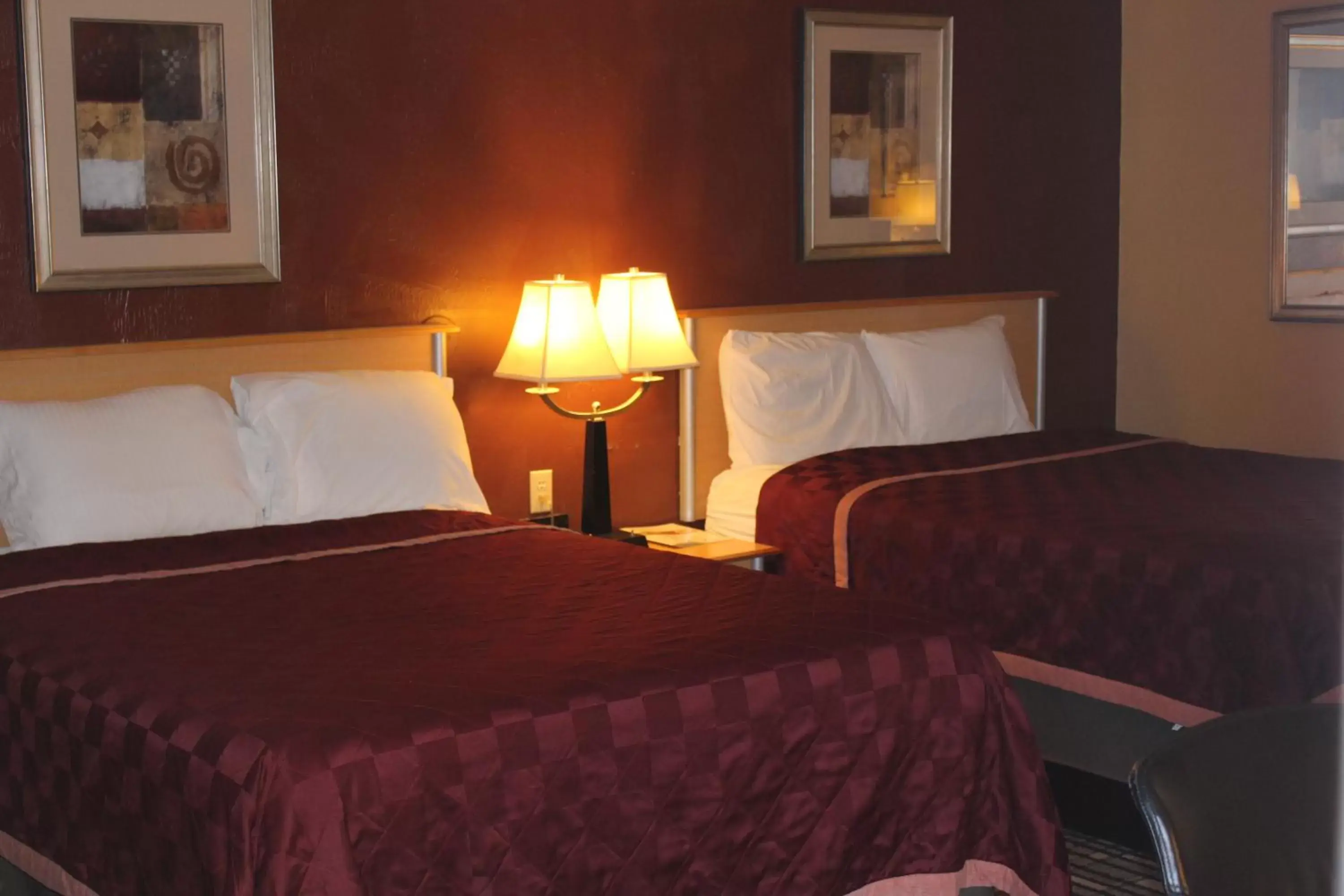 Bed in The Executive Inn & Suites Bed in The Executive Inn & Suites