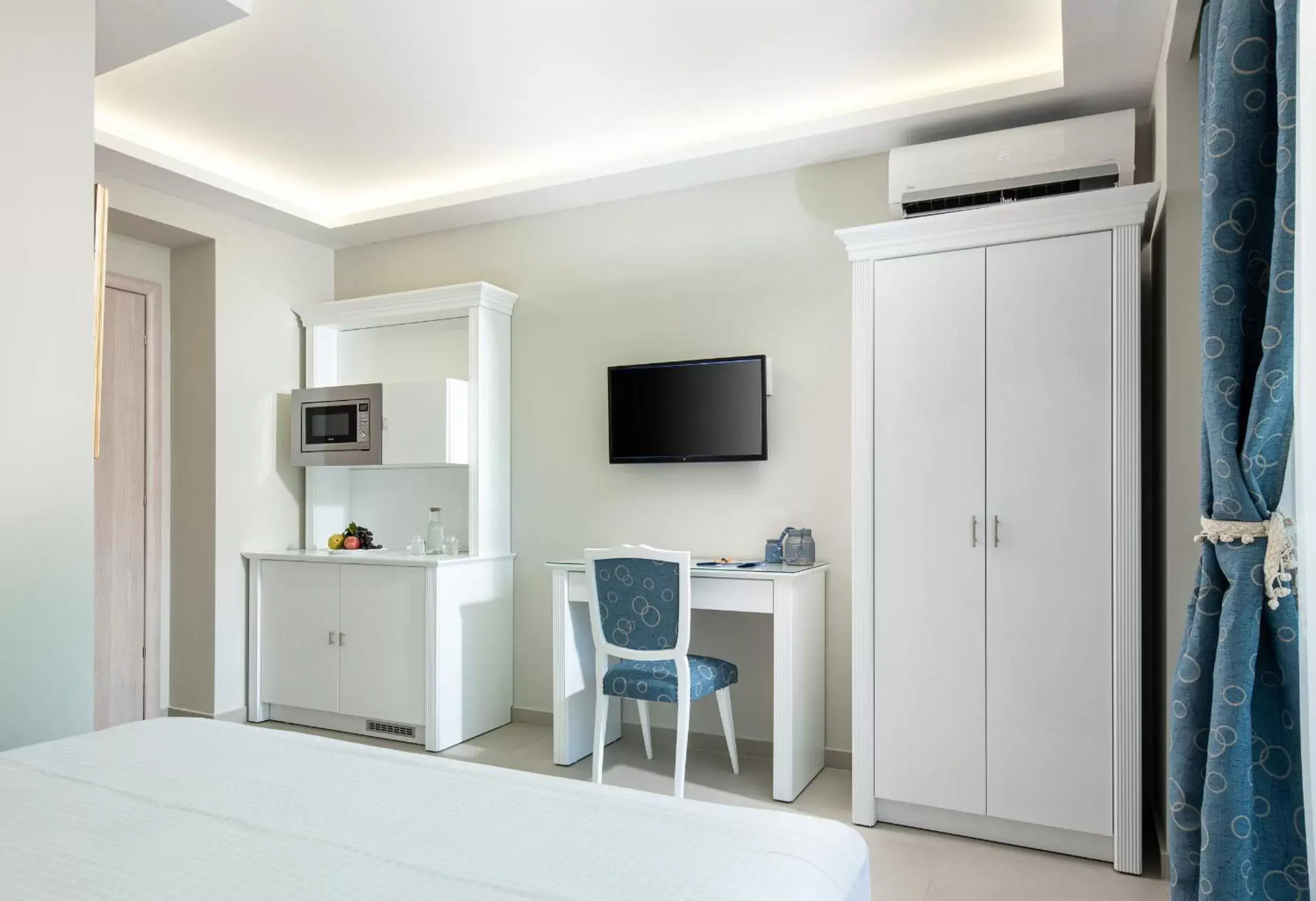 Kitchen or kitchenette, TV/Entertainment Center in Light Blue Hotel