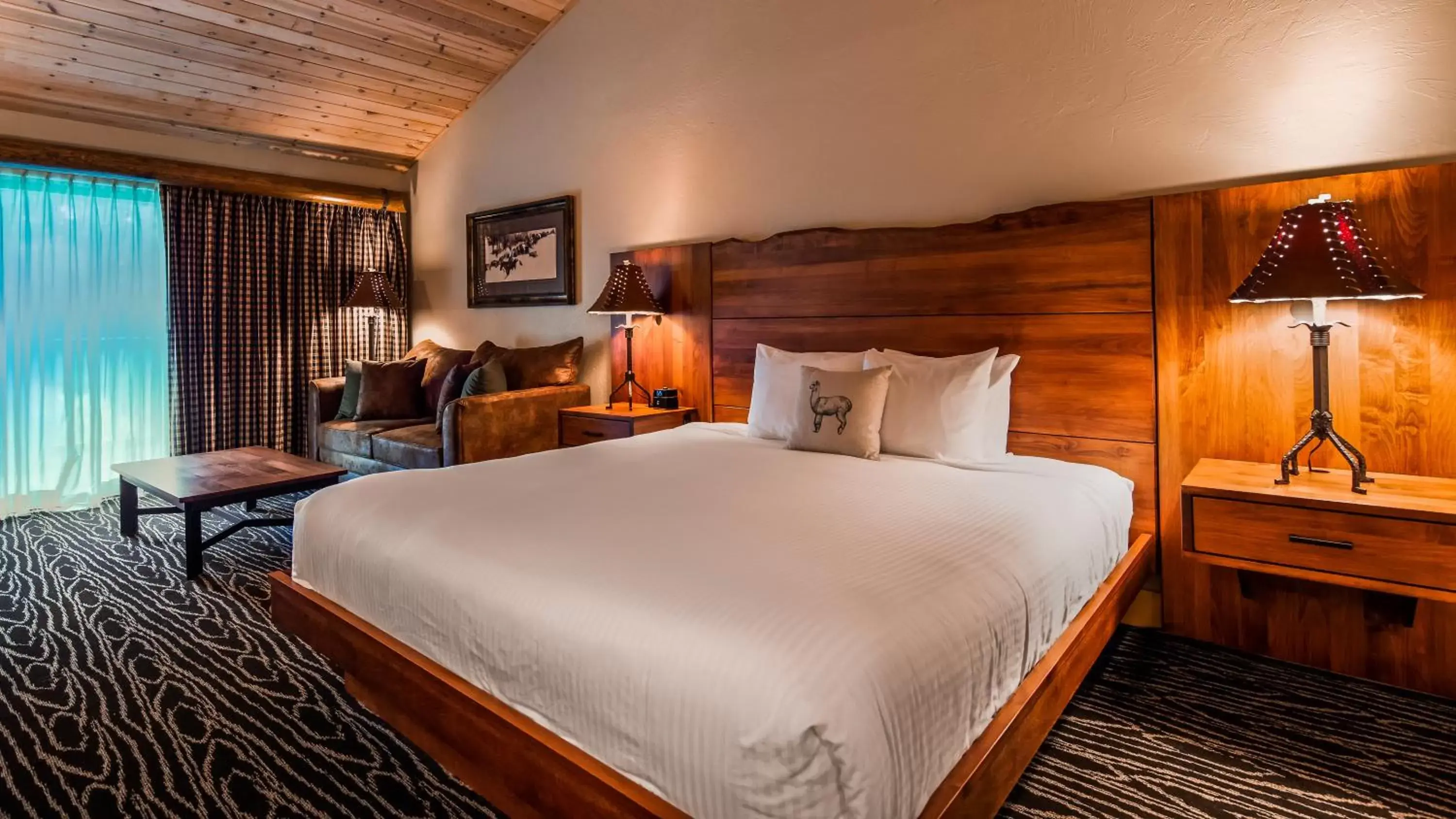 Bed in Best Western Ponderosa Lodge
