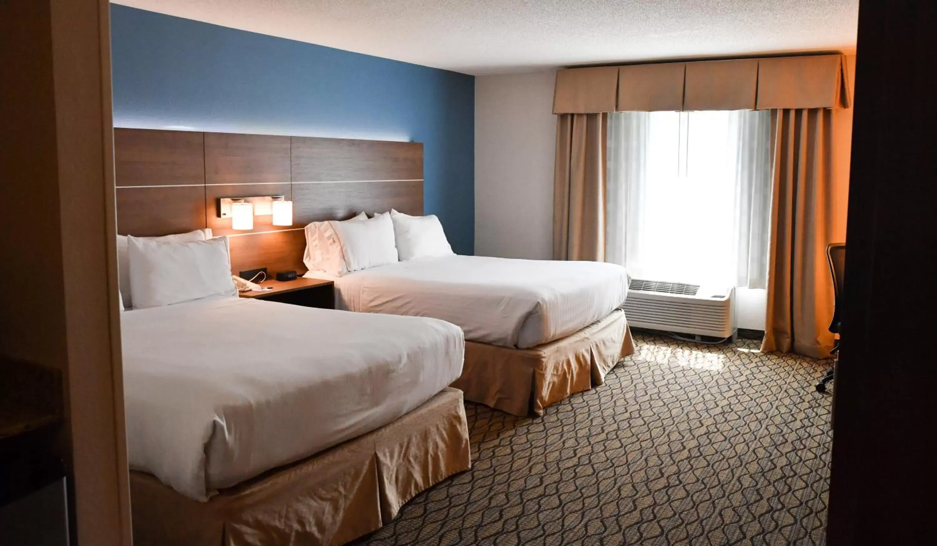 Photo of the whole room, Bed in Holiday Inn Express Hotel & Suites - Concord, an IHG Hotel