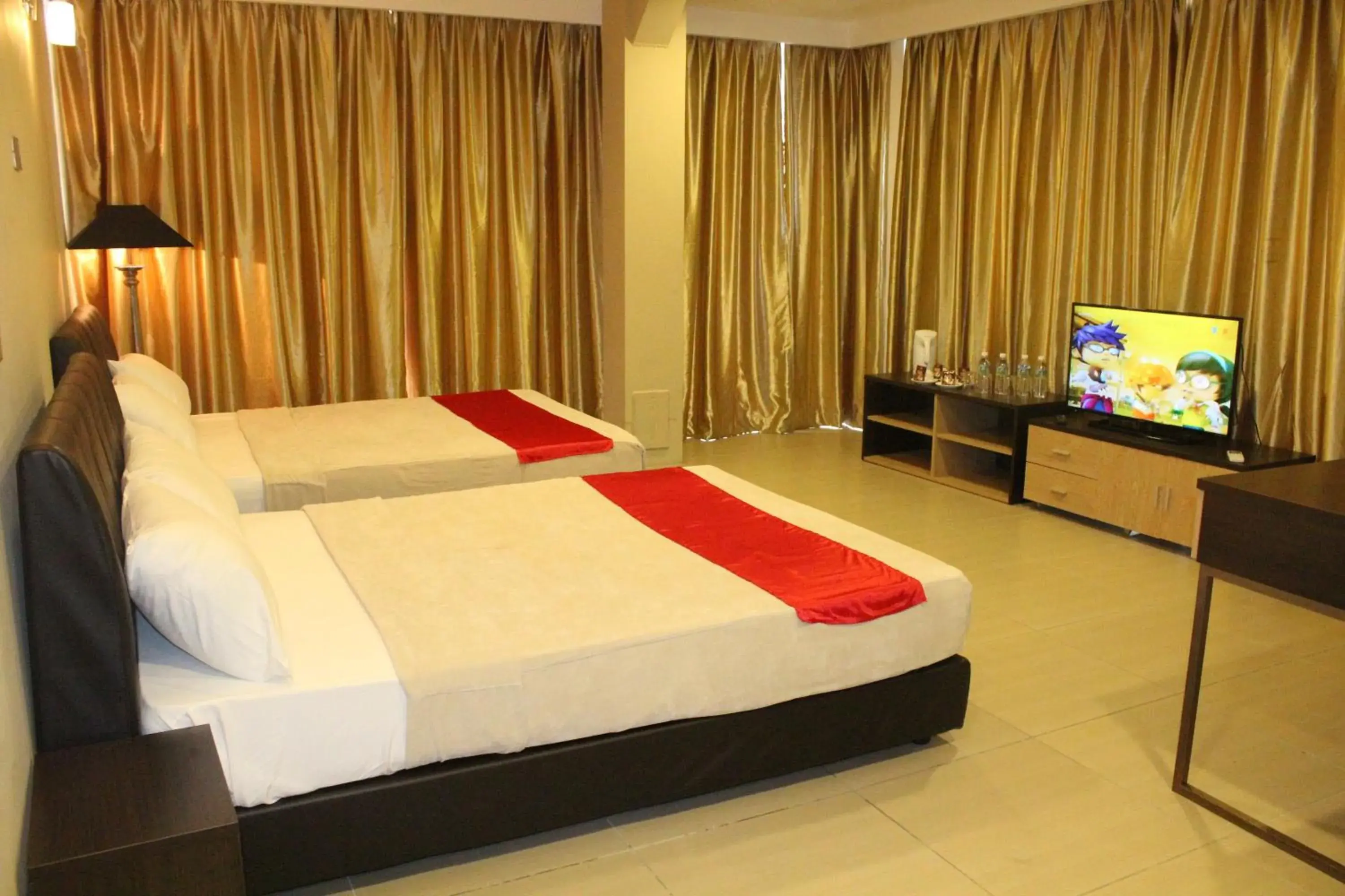 Bed, TV/Entertainment Center in Sun Inns Hotel Jalan Tar